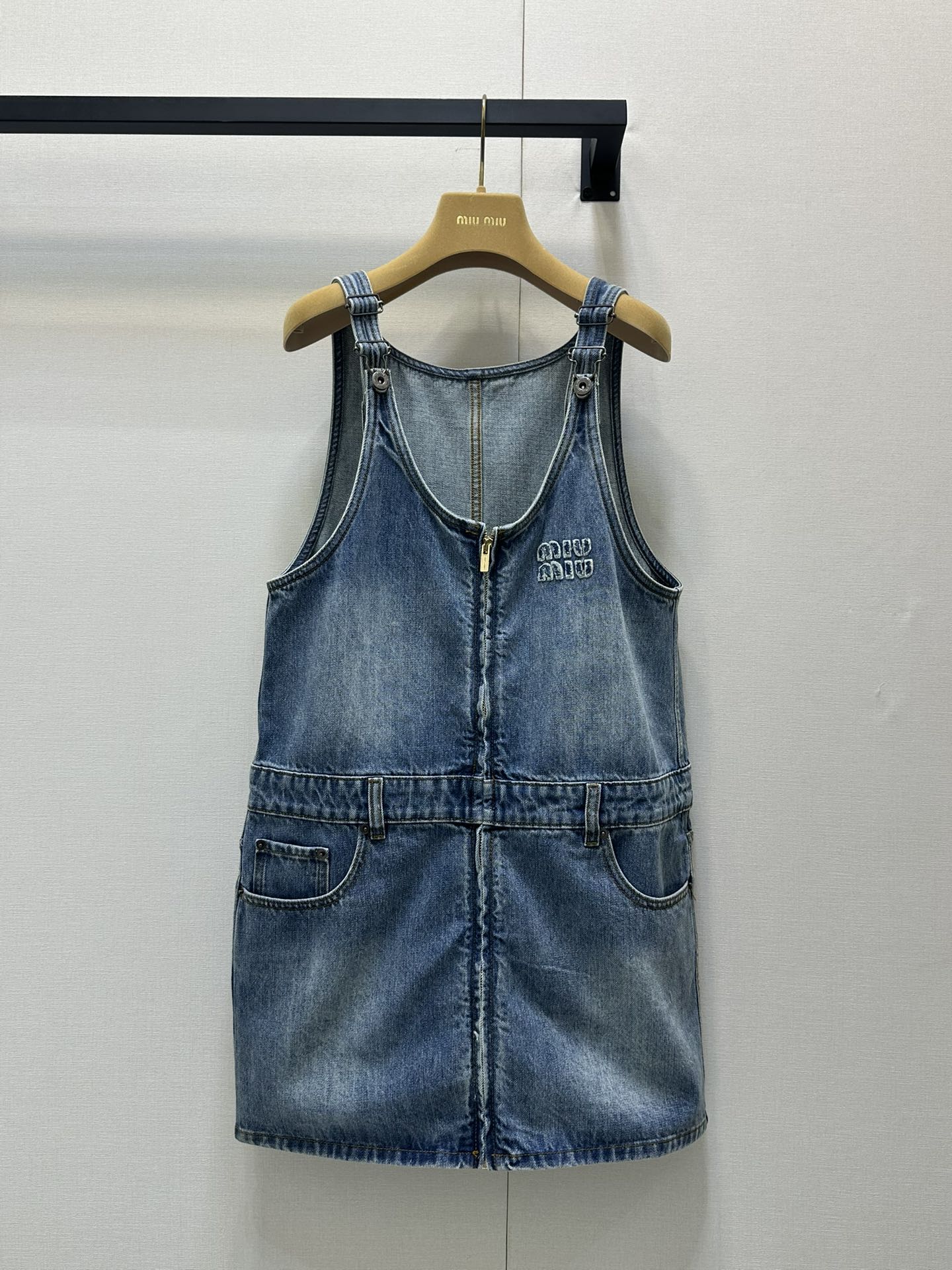 NO:328784,MIumi* 25Ss early spring new style, design-sensing zipper strap skirt丨Exclusive high-end production!  Customized yb imported twill cotton denim fabric, multiple washes, soft and skin-friendly, two-way full zipper adjustment design on the front, easy to put on and take off, the style covers the flesh and makes you look slim, any body shape can be controlled, strap skirt design, super age-reducing very Miu-style girl. Spot SML large-scale real shot, miumiu, skirts, alexander wang19860909MIumi* 25Ss早春新款 设计感拉链背带短裙丨独家高版出品！定制yb进口斜纹棉牛仔面料 多重水洗柔软亲肤 前面双向全拉链调节设计 随意调节穿脱方便 版型遮肉显瘦 任何身形都可以驾驭 背带短裙设计 超减龄的很miu系少女.现货SML大货实拍,,miumiu,skirts,alexander wang,Women's clothing