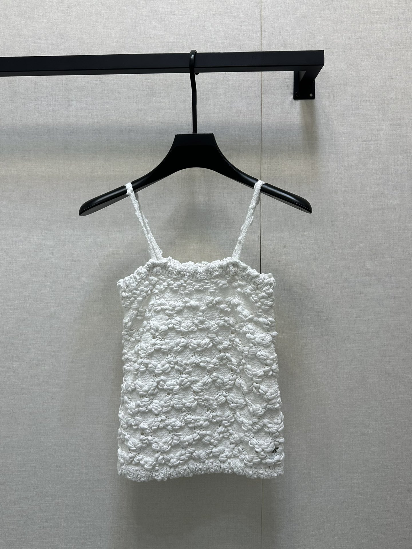 NO:331649,Chane*2025 new three-dimensional hand crochet vest custom-made YB imported yarn woven, comfortable and soft, full of elasticity, flat collar knit vest cut, shoulder strap width moderate, exposed collarbone makes it look slimmer, ready-to-wear using advanced needlework technology, full of three-dimensional hand crochet patterns, delicate and rich edge design, adding literary and artistic atmosphere to simple outfits, high-end tailoring and inclusive figure, simple decoration of the waist three-dimensional double C gradient logo, can easily show the playful girl style, slim fit style, slim and fashionable, all-season single-wearing and layering, 36 38 40,,chanel,alexander wang19860909批Chane*2025新品立体手钩针织背心 定制YB进口纱线织造 舒适软糯 弹力十足 平口领针织背心裁剪 肩带宽度适中 露出锁骨更显瘦 成衣选用高级走针工艺 通体立体手钩编织花纹满铺 包边设计细腻丰富 为简易穿搭增添文艺气息 高级剪裁包容身材 腰侧立体双C渐变徽标简单修饰 就能轻松彰显俏皮女生风格 修身版型 显瘦时髦 四季单穿叠穿都 36 38 40,,chanel,alexander wang,Women's clothing