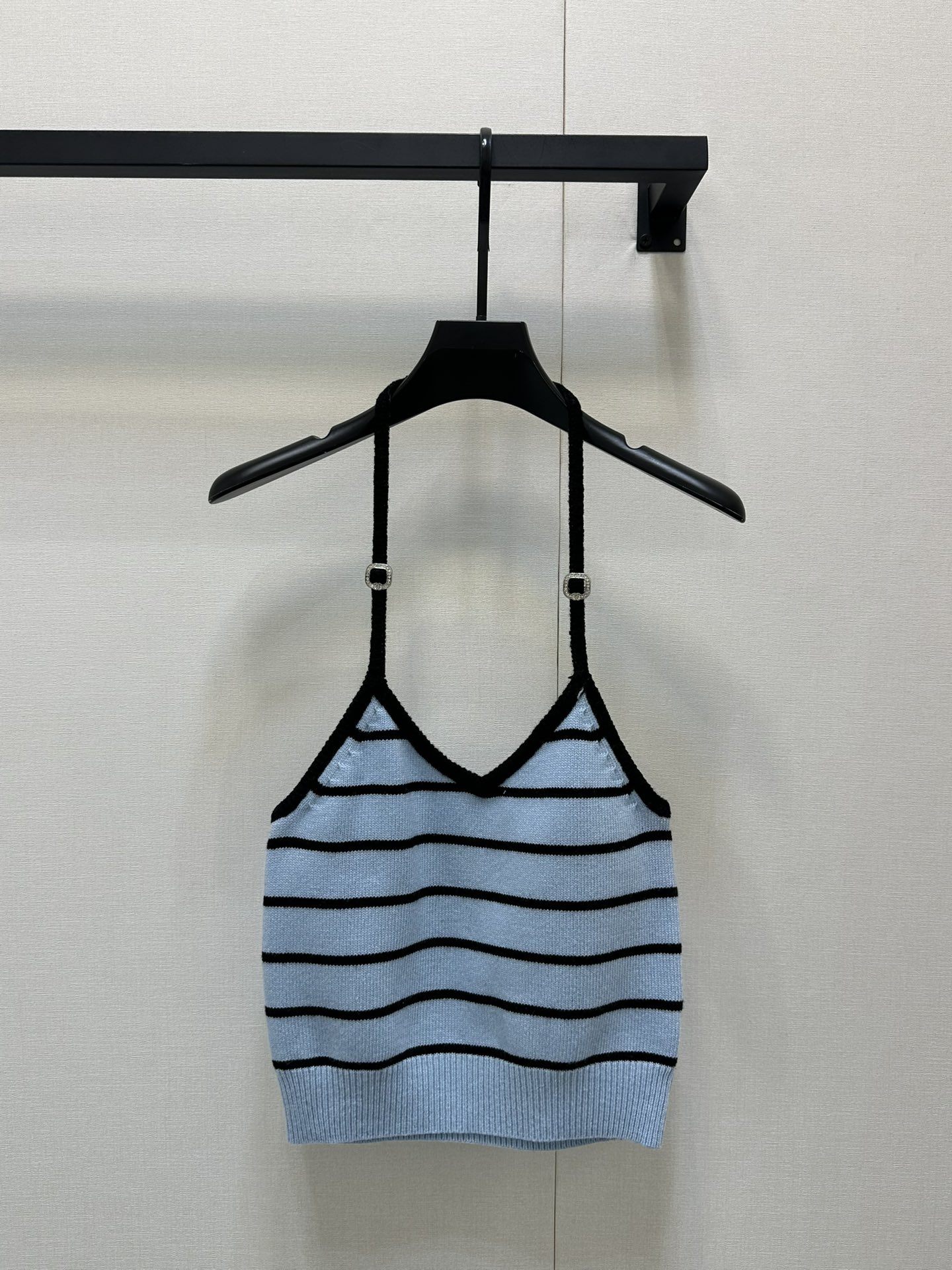 NO:329662,Chane*2025 new product halter neck stripes knitted suspenders Customized YB plush yarn wool texture high-quality comfortable halter neck thin shoulder suspenders vest tailoring rhinestone buckle adjustment embellishment to add eye-catching highlights Preparing clothes pink and black colors are available in two colors, all-body stripes are intertwined, the bottom edge elastic thread matches short style, highlighting the waist curve, easily showing a fashionable and high-end feeling, the outfit shows a relaxed tone, light luxury and fashionable temperament, can be worn alone, the first choice for fashion outfits in all seasons 36 38 40,,chanel,alexander wang19860909批Chane*2025新品挂脖条纹针织吊带 定制YB羊毛绒纱线织造 质感高级舒适 挂脖细肩吊带背心剪裁 水钻扣调节点缀 增添吸睛亮点 成衣粉色黑色两色可选 通体条纹交织 底边弹力螺纹配合短款版型 凸显腰身曲线 轻松穿出时髦高级感 穿搭尽显松弛调性 轻奢时髦气质 单穿叠穿均可 四季时尚穿搭首选36 38 40,,chanel,alexander wang,Women's clothing