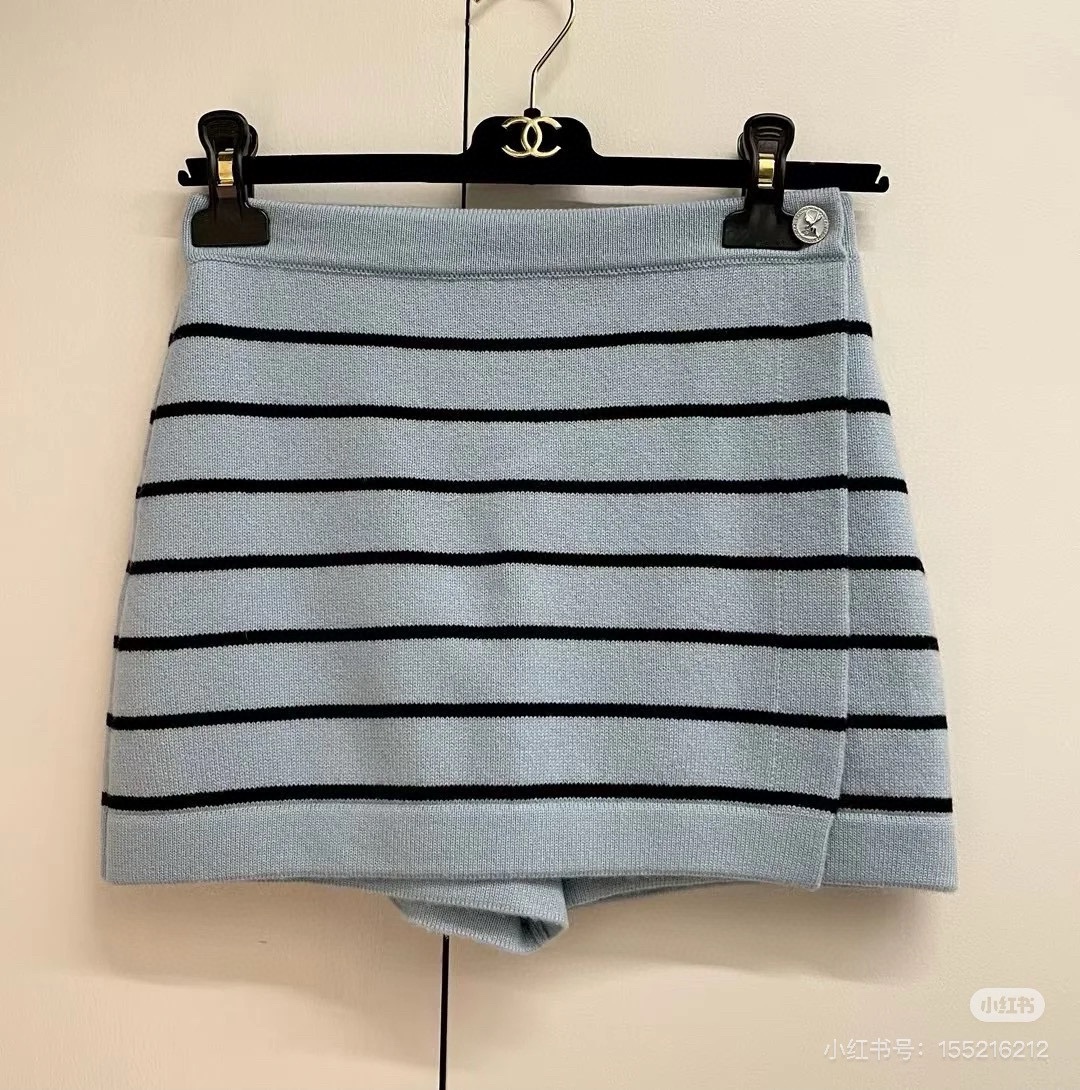 NO:329661,Batch (shorts) Batch (coat) Chane's latest style knitted striped cardigan skirt suit Customized YB cashmere yarn woven Comfortable soft and delicate Knitted cardigan jacket with skirt suit The front and back of the chest are decorated with Feiyu double C-clamp buttons to show the brand tone The ready-to-wear blue and black contrast striped texture alternates to show the temperament and retro style The upper body adds an elegant atmosphere Matched with the same series of skirts and pants Front one-piece skirt decoration Side buttons echo the exquisite and fashionable feeling All dating and commuting are suitable for all dates and commuting High-version 36 38 40,,chanel, skirts, shorts, jackets & coats,alexander wang19860909批（短裤）批（外套） Chane*新款 针织条纹开衫裙裤套装 定制YB羊绒纱线织造 穿搭舒适 柔软细腻 针织开衫外套搭配裙裤套装 胸前后背均以飞鱼双C襟扣装点 彰显品牌调性 成衣蓝黑撞色条纹肌理交替 展现气质复古风格 上身增添优雅气息 搭配同系列裙裤 正面一片式裙摆装饰 侧面纽扣呼应 精致洋气感尽显 约会通勤都适配 高版本 36 38 40,,chanel,skirts,shorts,jackets & coats,alexander wang,Women's clothing