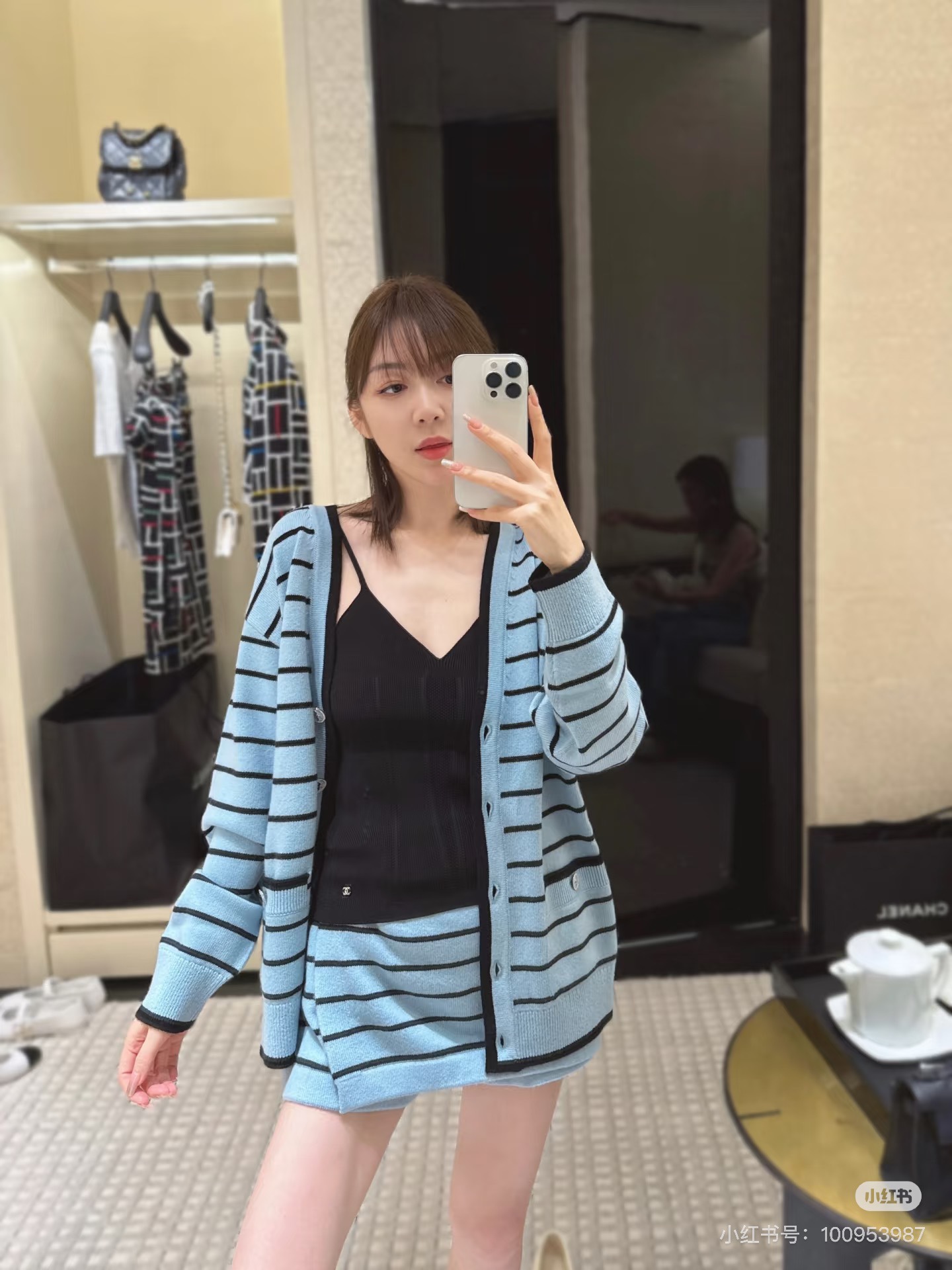 NO:329658,Chane* newest striped knitted cardigan, customized YB cashmere yarn woven, soft and comfortable, fashionable and slim, Oversized mid-length cardigan cut, shoulder-falling style, lazy and casual posture, front and back of chest and back are decorated with flying fish double C-clad buttons, highlighting the brand tone, ready-to-wear blue and black contrast striped texture alternates, showing the temperament and retro style, adding an elegant atmosphere to the upper body, every day vacation, high version 36 38 40,,chanel,versace,alexander wang19860909批Chane*新品条纹针织开衫 定制YB羊绒纱线织造 柔软舒适 洋气显瘦 Oversized中长款开衫剪裁 落肩版型穿出慵懒休闲姿态 胸前后背均以飞鱼双C襟扣装点 彰显品牌调性 成衣蓝黑撞色条纹肌理交替 展现气质复古风格 上身增添优雅气息 日常度假都 高版本 36 38 40,,chanel,versace,alexander wang,Women's clothing