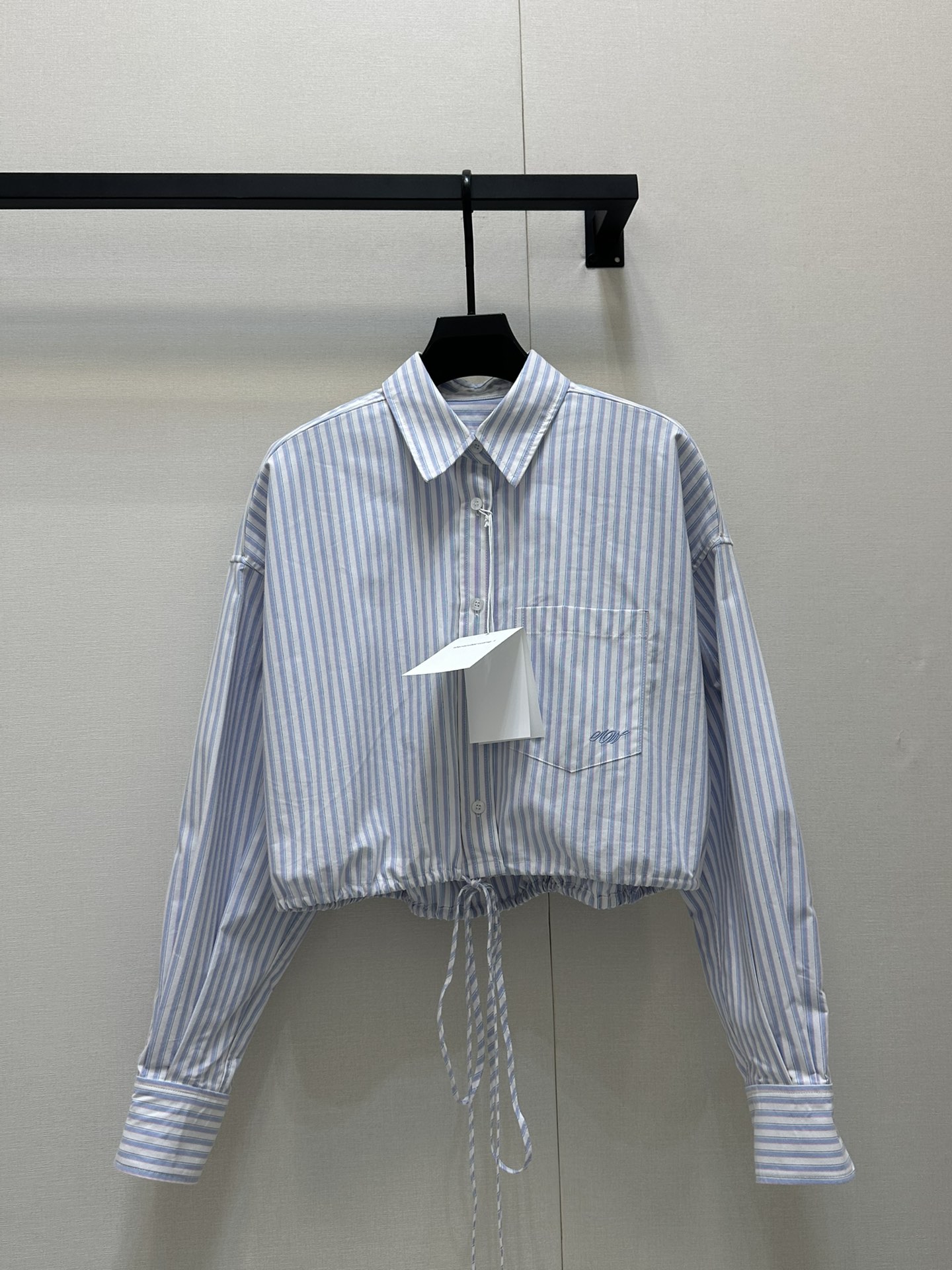 NO:329474,Alexanderwang25 early spring new style, short strapped shirt, classic style, shirt is really an essential item in the wardrobe!  The loose style is not picky about the figure at all. The lazy and casual feeling is really easy to wear!  Fashionable guys, please enter the BI, you must arrange this for the wardrobe!  SML, Shirts,alexander wang19860909Alexanderwang25早春新款 短款绑带衬衫 经典款 衬衣真的是衣柜必不可少的单品！宽松版型完全不挑身材 慵懒又随意的感觉真的太好穿了！时髦精们BI入好吧必须给衣柜安排上这一件！SML,,shirts,alexander wang,Women's clothing