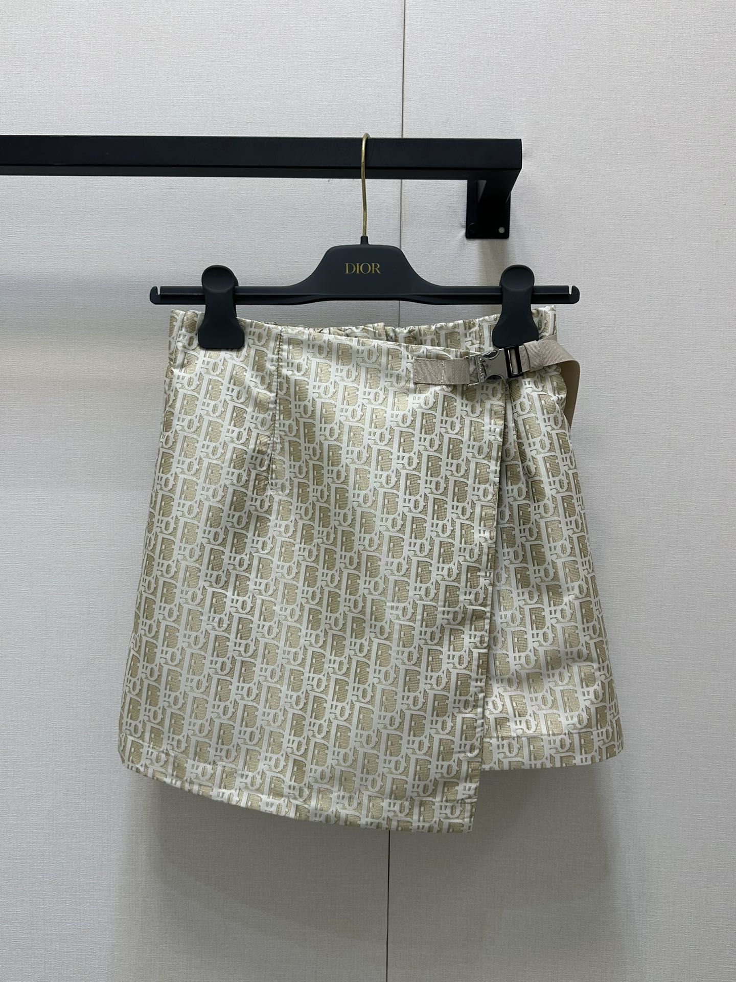 NO:329476,25Ss early spring new jacquard trousers skirt | Imported jacquard material is crisp and stylish, full-print jacquard letter pattern decoration highlights the brand tone front and one-piece skirt design with white webbing silver buckle adjustment and tightening to add a sense of styling. Facial auxiliary materials development High-version high-waist skirt and pants tailoring. SML, skirts, alexander wang1986090925Ss早春新款提花冲锋裤裙|进口提花冲锋材质挺括有型 满印提花字母图案装饰彰显品牌调性正面叠加一片式裙面设计搭配白色织带银色卡扣调节收紧增添造型层次感 面辅料开发 高版出品 高腰裙裤剪裁.SML,,skirts,alexander wang,Women's clothing