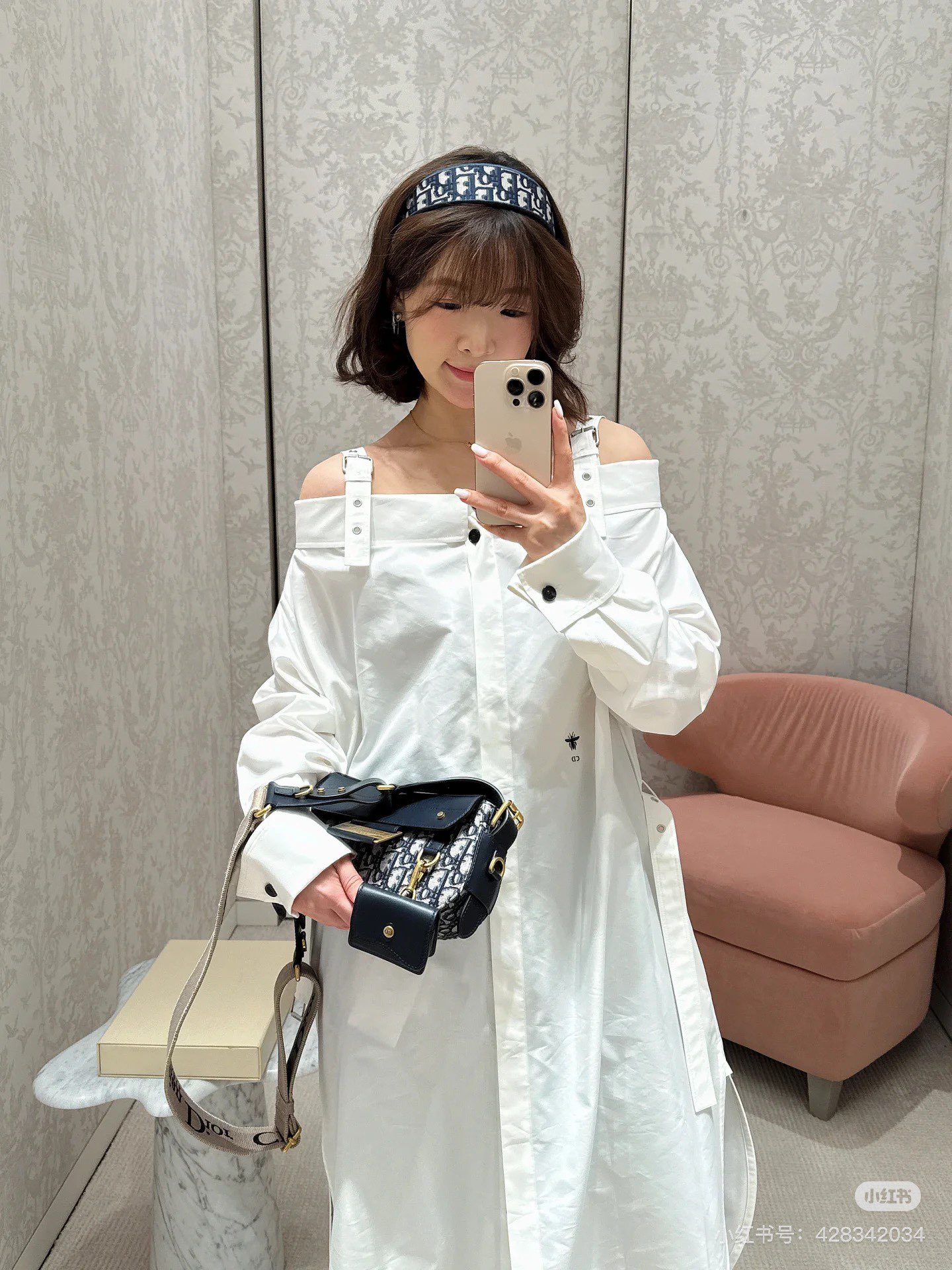 NO:329671,Dio*25 new one-shoulder suspender dress Customized YB twill cotton material texture comfortable and delicate one-shoulder suspender dress style neatly cut with workmanship perforated shoulder straps cleverly blend sweetness and handsome style, revealing the collarbone to show a fashionable atmosphere, loose straight skirt hem to accommodate the body shape effect, increase the CD bee logo decoration brand texture full of exquisite atmosphere and exquisiteness instantly up the basic shirt skirt that can be used for daily commuting and vacations, easy to wear to create a fashionable feeling 2 colors SML, dior, skirts, shirts, alexander wang19860909批Dio*25新款一字肩吊带连衣裙 定制YB斜纹全棉材质质感舒适细腻一字领吊带连衣裙版型 裁剪利落搭配工装感十足的穿孔肩带巧妙融合甜美和帅气风格 露出锁骨更显时髦气息宽松直筒裙摆起到包容身材的廓形效果腰间增加CD蜜蜂徽标装饰品牌质感充满精致气息精致度瞬间up日常通勤度假都可驾驭的基础衬衫裙 轻松穿搭出洋气感 2色 SML,,dior,skirts,shirts,alexander wang,Women's clothing