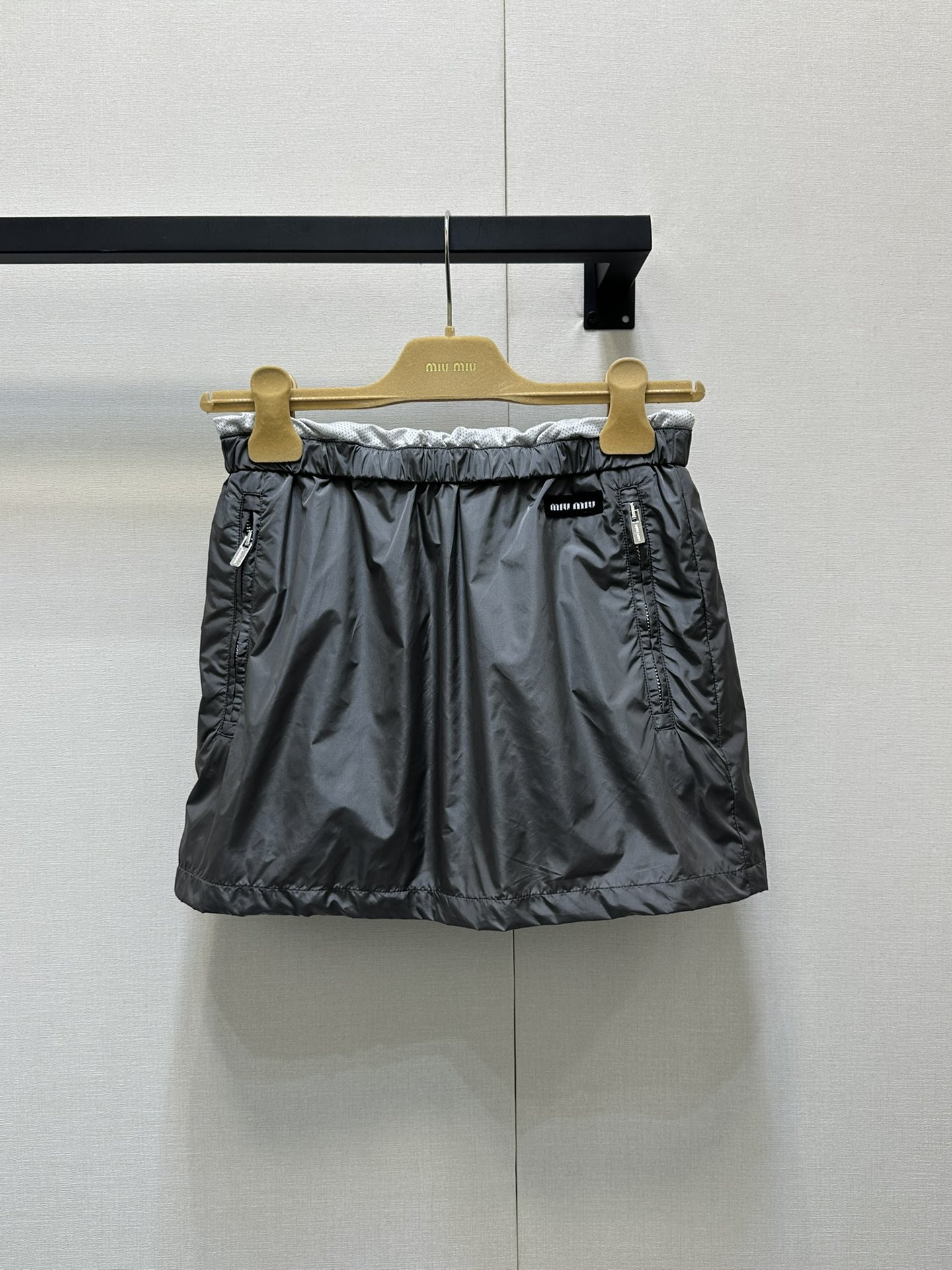 NO:328776,Miumi* 25Ss early spring new style, high waist loose casual sports skirt, original development!  High-end production!  The essential casual shorts for the wardrobe are here!  Fashion items with super high daily matching rate. Absolutely versatile champion. This style is impeccable in terms of details and upper body style. It is a must-have versatile item in the wardrobe!  Wearing various vests and short sleeves on a daily basis is full of energy and feel customized fabrics, breathable and comfortable!  Jimei people cannot miss versatile models~ spot SML real-life photos, miumiu, skirts, shorts, T-shirt, alexander wang19860909Miumi* 25Ss早春新款 高腰宽松休闲运动短裙 原版开发！高版出品！衣柜必不可少的休闲短裤来啦！日常搭配率超级高的时尚单品 绝对的百搭冠军这款无论是细节上还是上身版型都是无可挑剔上身超级显瘦显腿长 是衣柜必备的百搭单品！日常随意搭配各种背心短袖都是元气满满的feel定制面料 透气舒适！集美们不能错过的百搭款～现货SML大货实拍,,miumiu,skirts,shorts,T-shirt,alexander wang,Women's clothing