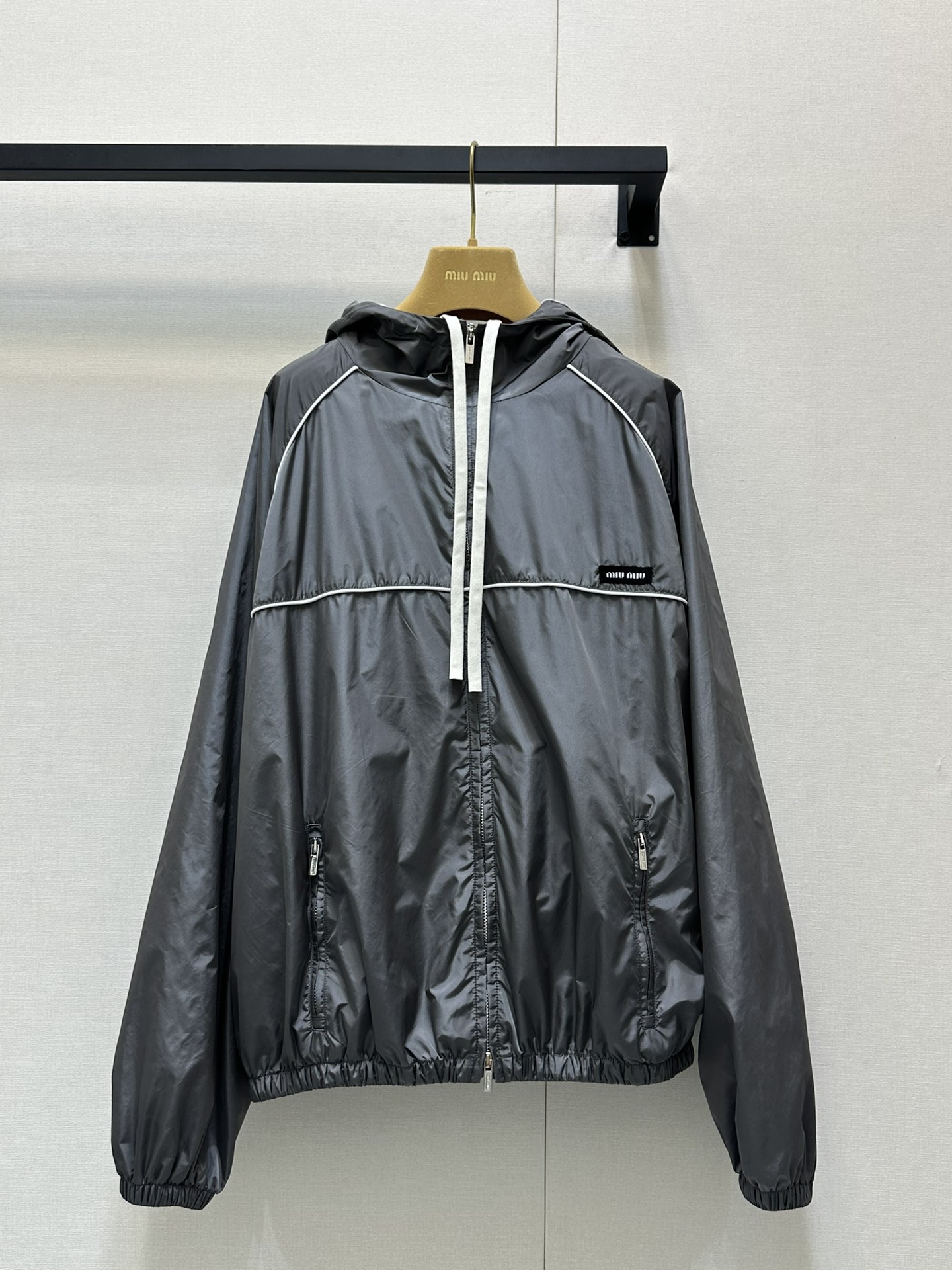 NO:328778,Miumi* 25Ss early spring new style college style nylon jacket. Original development!  High-end production!  Looking for childhood as a symbol of absolute truth Silk-like nylon material Sportswear jacket tailoring, branding presents a variety of male and female models Imagine a free world inhabited by different people with strong wills Men and women Same styles Men and women Look at the details of workmanship quality SML real shots, Miumiu, jackets & coats, jackets & coats, alexander wang19860909Miumi* 25Ss早春新款 学院风尼龙夹克外套.原版开发！高版出品！寻找童年作为绝对真理的象征 丝绸般的尼龙材质 运动服夹克剪裁、品牌打造呈现多种男性和女性模特 想象出一个由意志坚强的不同人群所居住的自由世界 男女同款 做工品质看细节 现货 SML大货实拍,,miumiu,jackets & coats,jackets & coats,alexander wang,Women's clothing