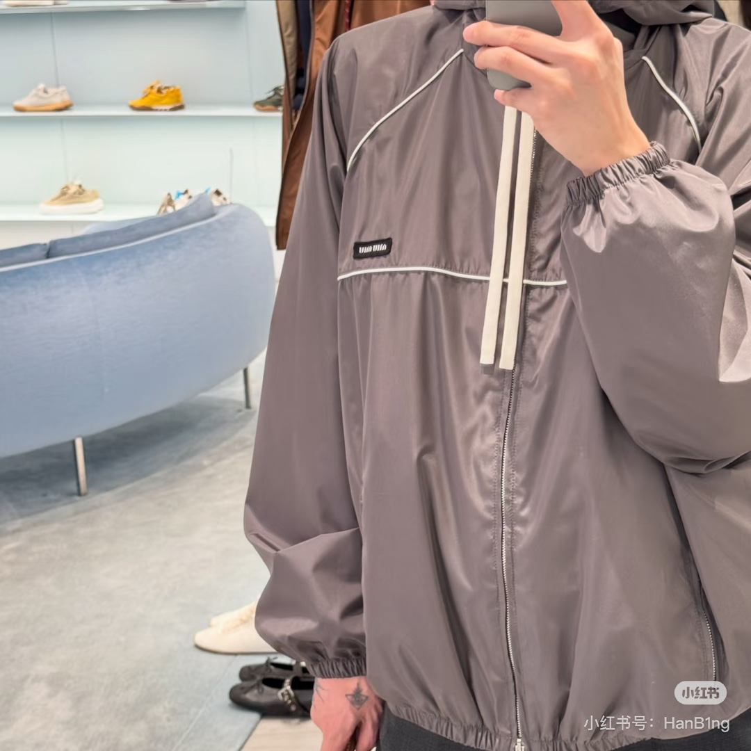 NO:329667,Miumi* 25Ss early spring new style college style nylon jacket. Original development!  High-end production!  Looking for childhood as a symbol of absolute truth Silk-like nylon material Sportswear jacket tailoring, branding presents a variety of male and female models Imagine a free world inhabited by different people with strong wills Men and women Same styles Workmanship quality depends on details Spot SML, miumiu, jackets & coats, jackets & coats, alexander wang19860909批Miumi* 25Ss早春新款 学院风尼龙夹克外套.原版开发！高版出品！寻找童年作为绝对真理的象征 丝绸般的尼龙材质 运动服夹克剪裁、品牌打造呈现多种男性和女性模特 想象出一个由意志坚强的不同人群所居住的自由世界 男女同款 做工品质看细节 现货 SML,,miumiu,jackets & coats,jackets & coats,alexander wang,Women's clothing