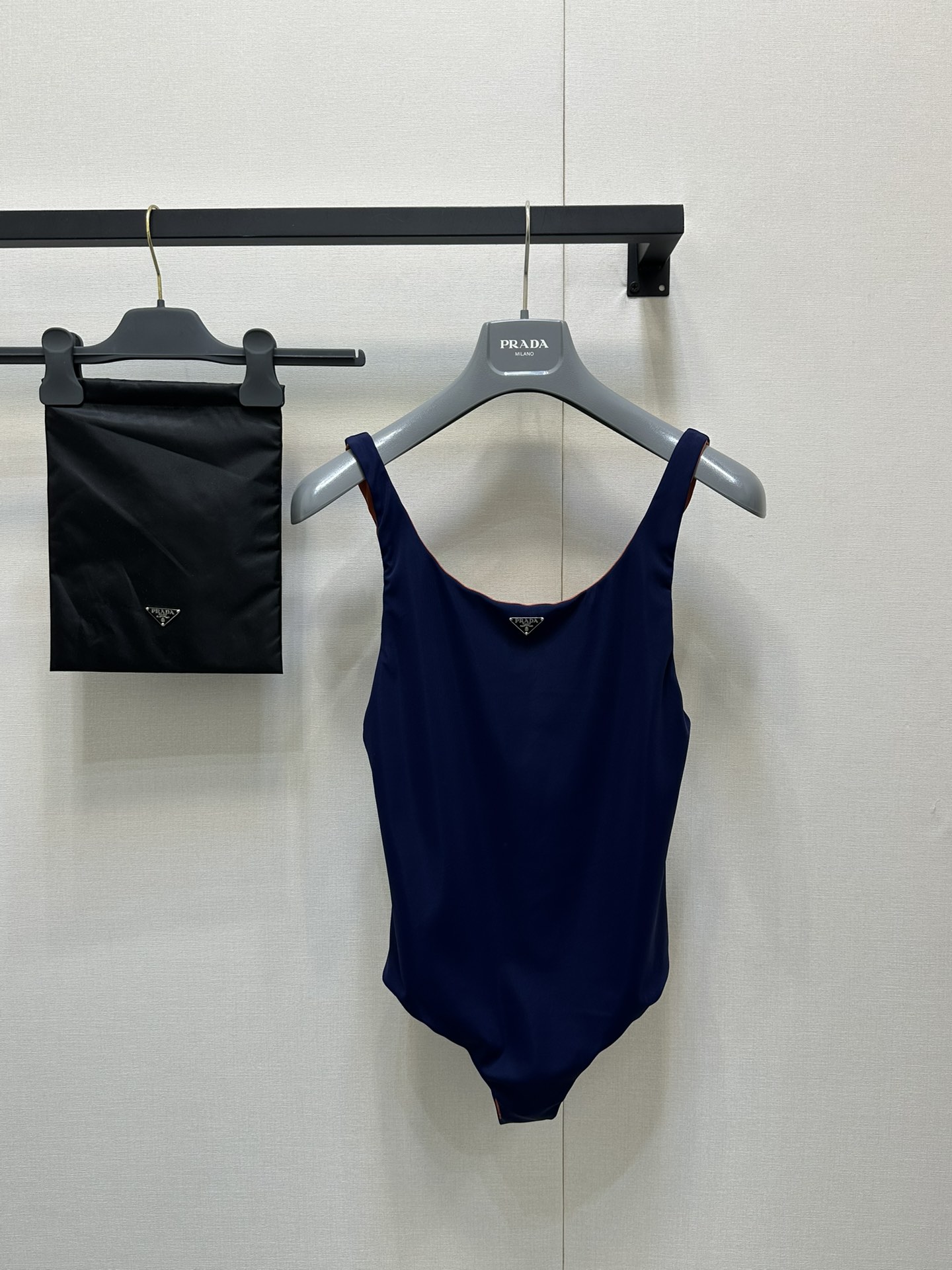 NO:328055,Prad*25 contrasting color swimsuit This time, the color system is mainly orange and dark blue. It is very energetic and youthful. It is really more friendly to young people. The swimsuit with closed eyes is definitely the perfect partner for summer vacation. It casually exudes a charming summer style, allowing you to sway in the sea breeze. Because the color must be tried repeatedly, and you dare not put the picture on the picture when stuck. If you want to color the version, you must dye it. If you have high requirements for quality, you must not want to fake it at a glance. High quality. Don't miss it. SML, prada, swimsuits, alexander wang19860909Prad*25撞色泳衣这次的色系以橙拼藏蓝为主很活力青春的感觉,真的对年轻群体更友好一些,闭眼入的泳衣,绝对是夏日度假的完美搭档,随便搭下散发着迷人的夏日风情,让你在海风中尽情摇曳生姿,因为定染要反复试色,卡着不敢上图,这个颜色想要对版颜色必须定染,对品质有高要求的肯定不想一眼假.高品质 不要错过.SML,,prada,swimsuits,alexander wang,Women's clothing