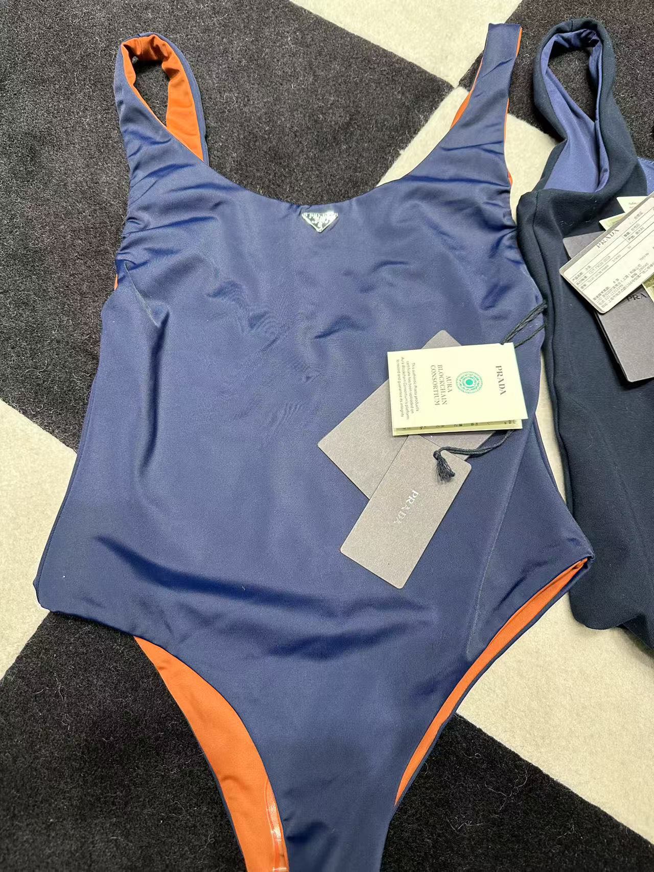 NO:329672,Prad*25 contrasting swimsuit This time, the color system is mainly orange and dark blue. It is very energetic and youthful. It is really more friendly to young people. The swimsuit with closed eyes is definitely the perfect partner for summer vacation. It casually exudes a charming summer style, allowing you to sway in the sea breeze. Because the color must be tried repeatedly, and you dare not put the picture on the picture when stuck. If you want to color this color, you must dye it for the version. If you have high requirements for quality, you will definitely not want to fake it at a glance. High quality. Don't miss it. SML, prada, swimsuits, alexander wang19860909批Prad*25撞色泳衣这次的色系以橙拼藏蓝为主很活力青春的感觉,真的对年轻群体更友好一些,闭眼入的泳衣,绝对是夏日度假的完美搭档,随便搭下散发着迷人的夏日风情,让你在海风中尽情摇曳生姿,因为定染要反复试色,卡着不敢上图,这个颜色想要对版颜色必须定染,对品质有高要求的肯定不想一眼假.高品质 不要错过.SML,,prada,swimsuits,alexander wang,Women's clothing