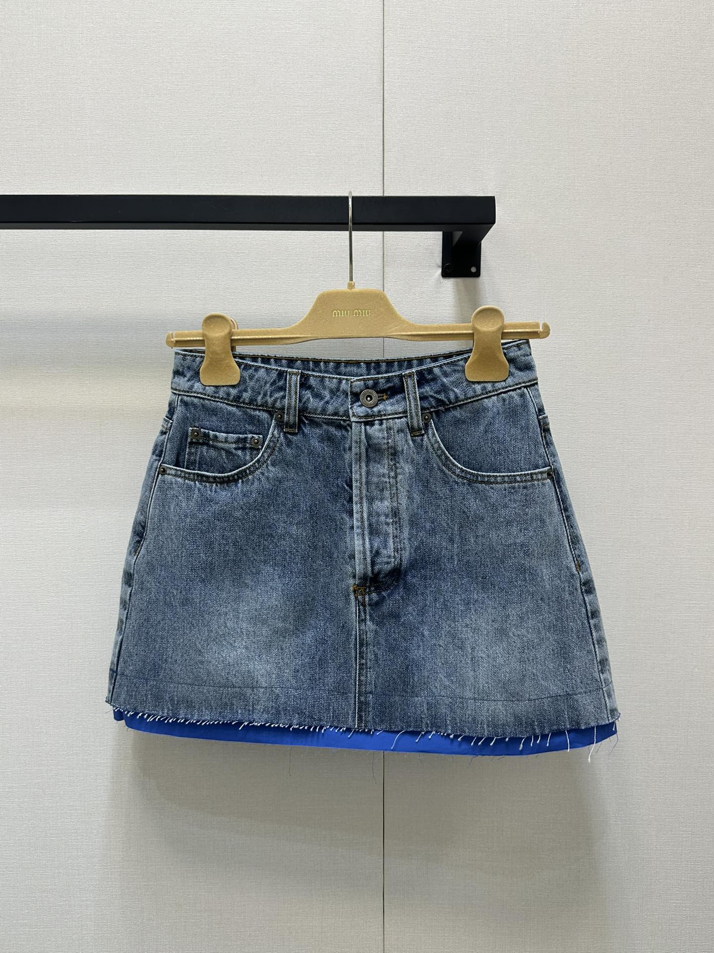 NO:332440,(Skirt) Miumi* 25Ss early spring new style, intellectual molecular college style denim denim skirt. Original development!  High-end production!  Retro denim with miu blue contrasting edges and two-piece design!  Sweet and cool, age-reducing outfit. It is not picky about people and looks huge in the upper body!  The imported denim enzyme wash fabric is quite broad and has a great texture!  The quality of workmanship depends on the details!  SML big product real shot, miumiu, skirts, alexander wang19860909（半裙）Miumi* 25Ss早春新款 知性分子学院风丹宁牛仔半裙.原版开发！高版出品！复古牛仔配上miu蓝撞色边假两件设计！甜酷兼备减龄穿搭.不挑人版型上身巨显瘦！进口牛仔酵素洗水面料挺阔质感超赞！做工品质看细节！SML大货实拍,,miumiu,skirts,alexander wang,Women's clothing