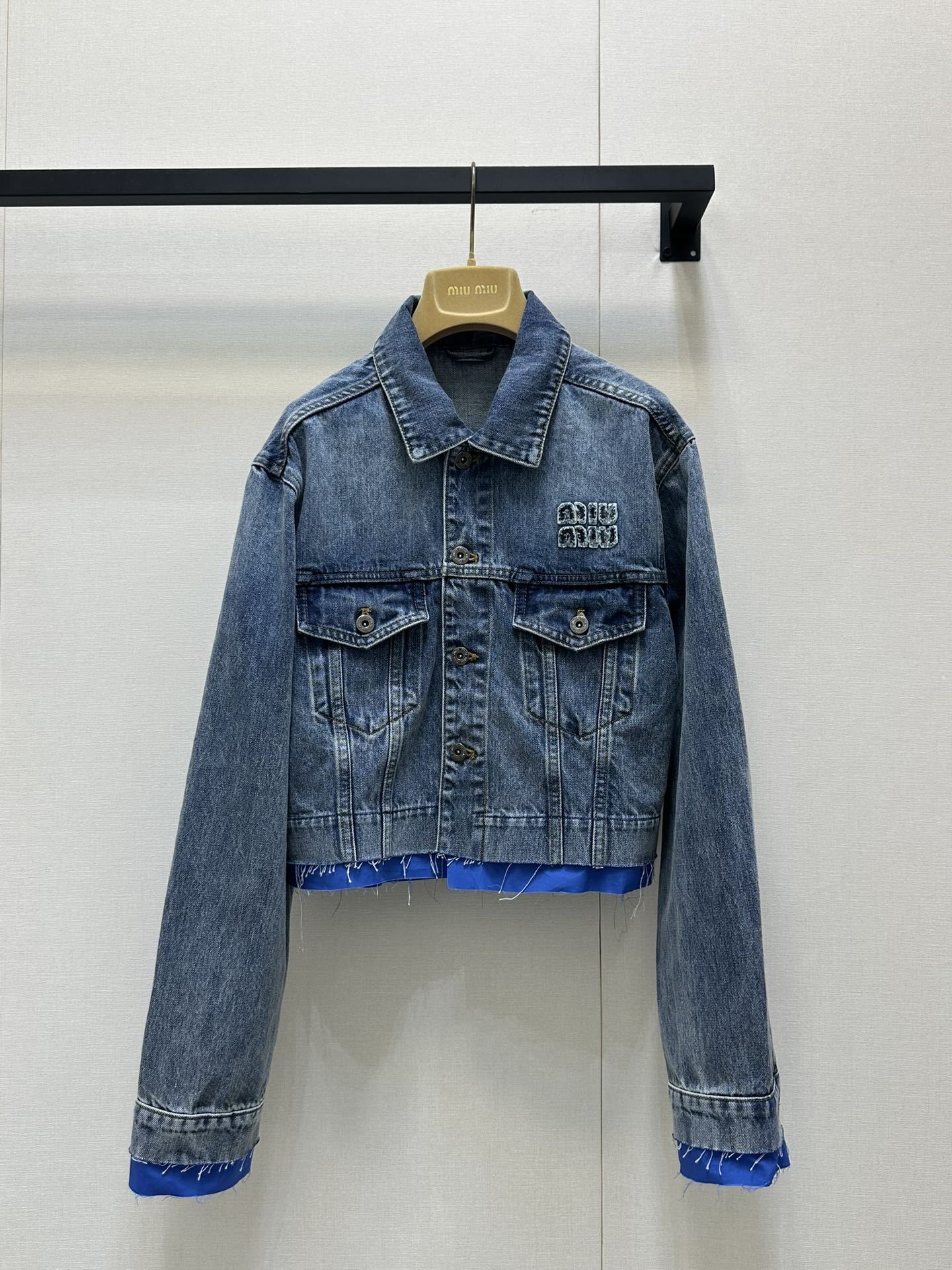 NO:332446,Miumi* 25Ss early spring new style intellectual molecular college style denim jacket jacket. Original development!  High-end production!  Retro denim with miu blue contrasting edges and two-piece design!  Sweet and cool, both age-reducing outfits. The short style is not picky for people, and the upper body looks slim!  The imported denim enzyme wash fabric is quite broad and has a great texture!  The quality of workmanship depends on the details!  Spot SML real-time photos, miumiu, jackets & coats, jackets & coats, alexander wang19860909Miumi* 25Ss早春新款 知性分子学院风丹宁牛仔夹克外套.原版开发！高版出品！复古牛仔配上miu蓝撞色边假两件设计！甜酷兼备减龄穿搭.小短款不挑人版型上身巨显瘦！进口牛仔酵素洗水面料挺阔质感超赞！做工品质看细节！ 现货SML大货实拍,,miumiu,jackets & coats,jackets & coats,alexander wang,Women's clothing