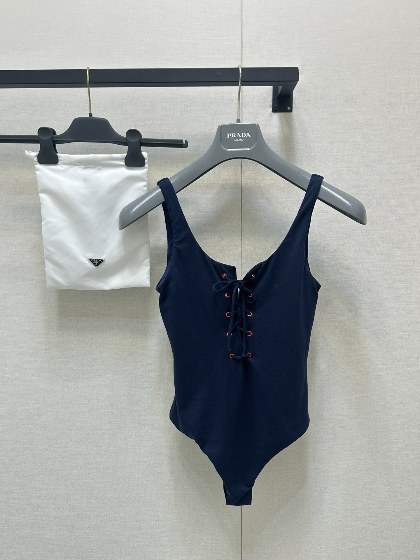 NO:328058,Prad*25 contrasting color swimsuit This time, the color system is mainly orange and dark blue. It is very energetic and youthful. It is really more friendly to young people. The swimsuit with closed eyes is definitely the perfect partner for summer vacation. It casually exudes a charming summer style, allowing you to sway in the sea breeze. Because the color must be tried repeatedly, and you dare not put the picture on the picture when stuck. If you want to color the version, you must dye it. If you have high requirements for quality, you must not want to fake it at a glance. High quality. Don't miss it. SML, prada, swimsuits, alexander wang19860909Prad*25撞色泳衣这次的色系以橙拼藏蓝为主很活力青春的感觉,真的对年轻群体更友好一些,闭眼入的泳衣,绝对是夏日度假的完美搭档,随便搭下散发着迷人的夏日风情,让你在海风中尽情摇曳生姿,因为定染要反复试色,卡着不敢上图,这个颜色想要对版颜色必须定染,对品质有高要求的肯定不想一眼假.高品质 不要错过.SML,,prada,swimsuits,alexander wang,Women's clothing