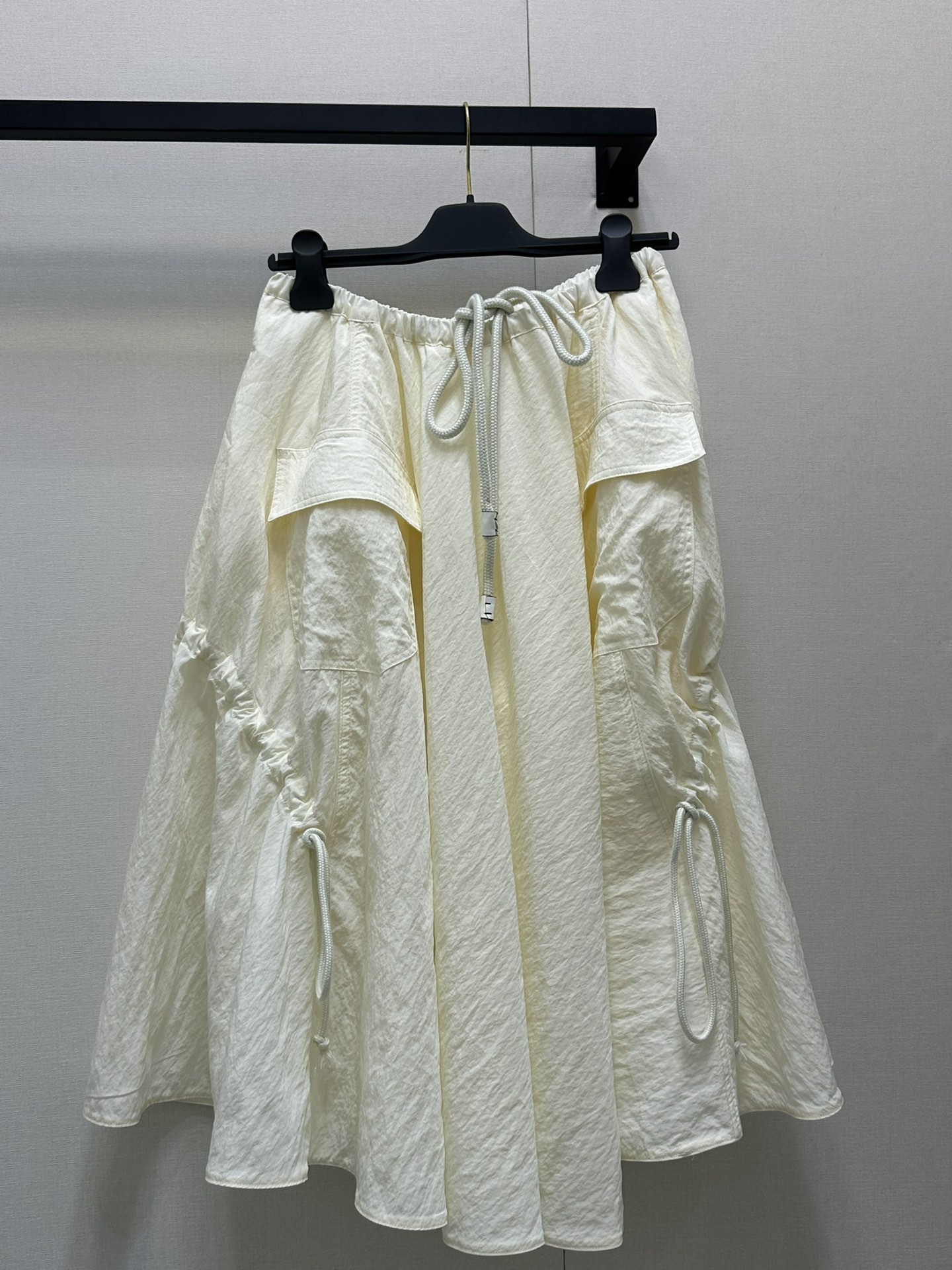 NO:328067,Skirt Jacket Prad* 25Ss Spring and Summer New Drawstring Elastic Waist Umbrella Skirt. Original Developed!  High-end production!  Imported pleated sunscreen cotton and linen material, lightweight, comfortable and breathable, symmetrical flip pocket decoration, add layering to create a casual and relaxed outfit, adjust a variety of skirt and hem shapes with drawstrings, meet various needs for commuting and dates, embellishment of the iconic triangle logo of the back waist, highlight the brand tone, surface auxiliary material development, umbrella skirt style cut, extremely tolerant to the figure, can be matched with the same series of hooded jackets, complete outfits make it more playful and age-reducing. S/M/L, prada, skirts, jackets & coats,hats, alexander wang19860909半身裙外套 Prad* 25Ss春夏新款 抽绳松紧腰伞状半裙.原版开发！高版出品！进口褶皱防晒棉麻材质 轻薄舒适透气 沿用对称翻盖口袋装饰 增添造型层次感 打造休闲松弛感穿搭 配合抽绳松紧调节出多种裙摆造型 满足通勤约会多种需求 后腰标志性三角徽标点缀 彰显品牌调性 面辅料开发 伞状半身裙版型剪裁 对身材包容度极高 可搭配同系列连帽外套 成套穿搭更显俏皮减龄 现货发售S/M/L,,prada,skirts,jackets & coats,hats,alexander wang,Women's clothing