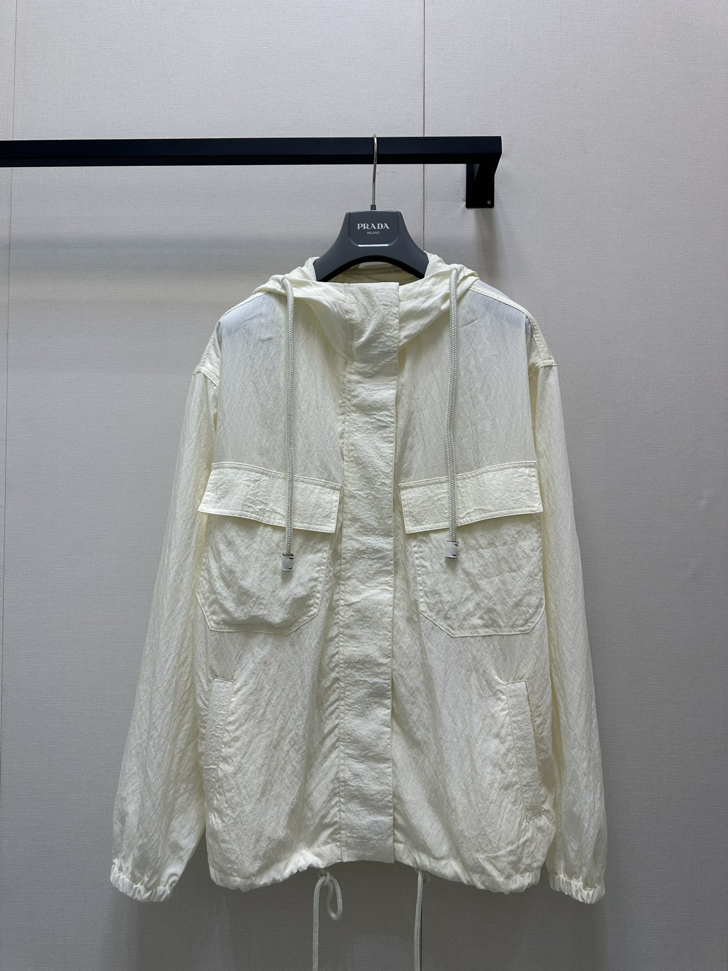 NO:328070,Skirt Prad* 25Ss Spring and Summer New Drawstring Elastic Waist Umbrella Skirt. Original Developed!  High-end production!  Imported pleated sunscreen cotton and linen material, lightweight, comfortable and breathable, symmetrical flip pocket decoration, add layering to create a casual and relaxed outfit, adjust a variety of skirt and hem shapes with drawstrings, meet various needs for commuting and dates, embellishment of the iconic triangle logo of the back waist, highlight the brand tone, surface auxiliary material development, umbrella skirt style cut, extremely tolerant to the figure, can be matched with the same series of hooded jackets, complete outfits make it more playful and age-reducing. S/M/L, prada, skirts, jackets & coats,hats, alexander wang19860909半身裙 Prad* 25Ss春夏新款 抽绳松紧腰伞状半裙.原版开发！高版出品！进口褶皱防晒棉麻材质 轻薄舒适透气 沿用对称翻盖口袋装饰 增添造型层次感 打造休闲松弛感穿搭 配合抽绳松紧调节出多种裙摆造型 满足通勤约会多种需求 后腰标志性三角徽标点缀 彰显品牌调性 面辅料开发 伞状半身裙版型剪裁 对身材包容度极高 可搭配同系列连帽外套 成套穿搭更显俏皮减龄 现货发售S/M/L,,prada,skirts,jackets & coats,hats,alexander wang,Women's clothing