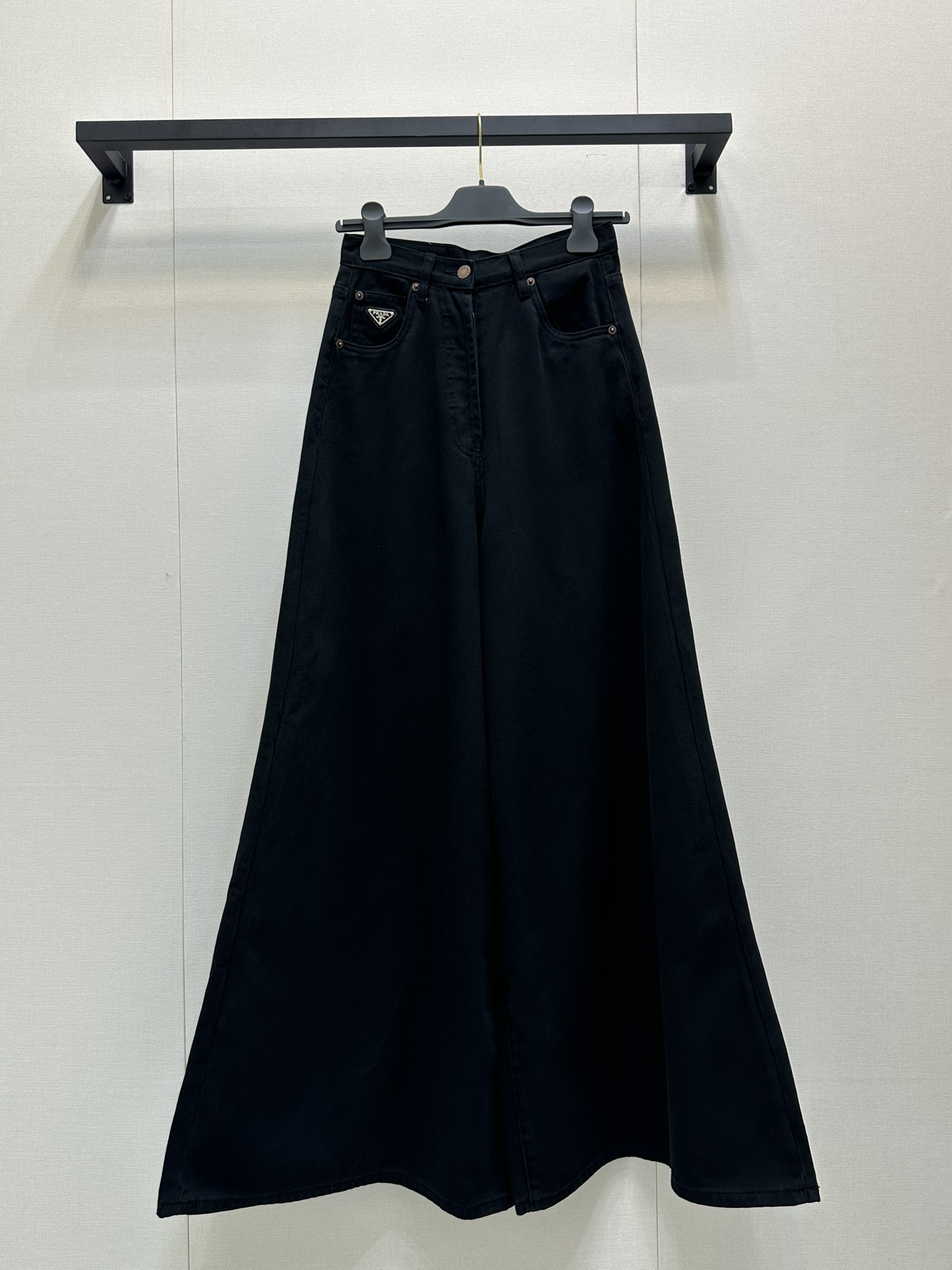 NO:328052,Prad25 new American retro high-waisted wide-leg jeans, new loose and slim and draped floor trousers, are definitely your savior! Jiazhi is not only novel in style, but also super versatile. Whether you are sweet and spicy or casual, it can help you perfectly control it! The selling point is the real excellence of this pants lies in its slimming effect and drooping feeling! The high-waist design makes your leg lines longer. The wide trouser legs not only cover the fleshy calf, but also have an elegant drooping feeling when walking, which makes people fall in love with it at a glance! Visually 1.8 meters long legs No matter what your figure, these pants can help you create a relaxed, comfortable, fashionable and trendy look in summer. Get it now!  Black White SML, prada, jeans,alexander wang19860909Prad25新款美式复古高腰大阔腿牛仔裤新款宽松显瘦有垂感拖地长裤,绝对是你的救星!嘉知它不仅款式新颖,而且超级百搭,无论你是甜辣风还是休闲风,它都能帮你完美驾驭! 卖点来喽 这款裤子真正厉害的地方在于它的显瘦效果和垂感!高腰设计让你的腿部线条更加修长,宽大的裤腿不仅遮盖了小腿肉肉,而且走路时优雅的垂感,让人一眼就爱上!视觉一米八大长腿 无论你是什么身材,这款裤子都能帮你塑造出夏日里轻松舒适又时尚潮流的look,赶紧入手吧！黑色 白色 SML,,prada,jeans,alexander wang,Women's clothing