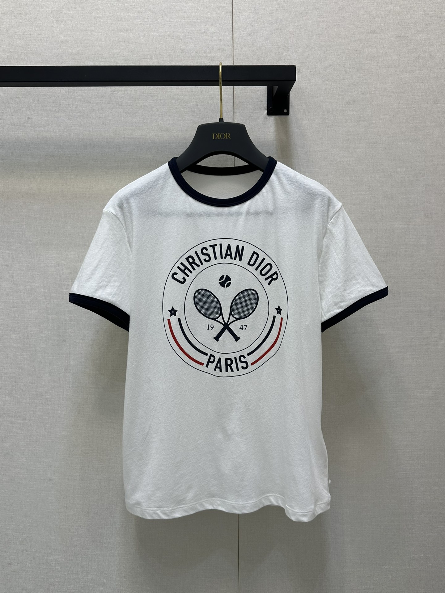 NO:436933,Dio* new edge-covered tennis balls Original development High-end production Breathable and comfortable Full texture Regular short-sleeved T-shirt cut Highlights the brand style Made of original synchronous cotton Slightly elastic Presents a slim visual effect Black threaded edges on the neckline cuffs Maintains the coordinated and unified foundational design embellishment The iconic letter logo tennis racket pattern on the chest The brand's own simple and fashionable feeling is instantly revealed Color matching reduces age Create a personal style at will All wear and inner wear is brilliant and fashionable SML large-scale real shots, Dior, T-shirt, tees, t-shirt, alexander wang19860909Dio*新品包边印花网球 原版开发 高版出品 透气舒适 质感十足 常规短袖T恤裁剪 凸显品牌格调 采用原版同步棉制成 略带有弹力 呈现显瘦视觉效果 黑色螺纹包边于领口袖口 保持基调协调统一 胸前标志性字母徽标网球拍图案点缀 品牌自带的简约时尚感立现 配色减龄 随心打造个性风格 单穿内搭都出彩时髦 SML大货实拍,,dior,T-shirt,tees，t-shirt,alexander wang,Women's clothing