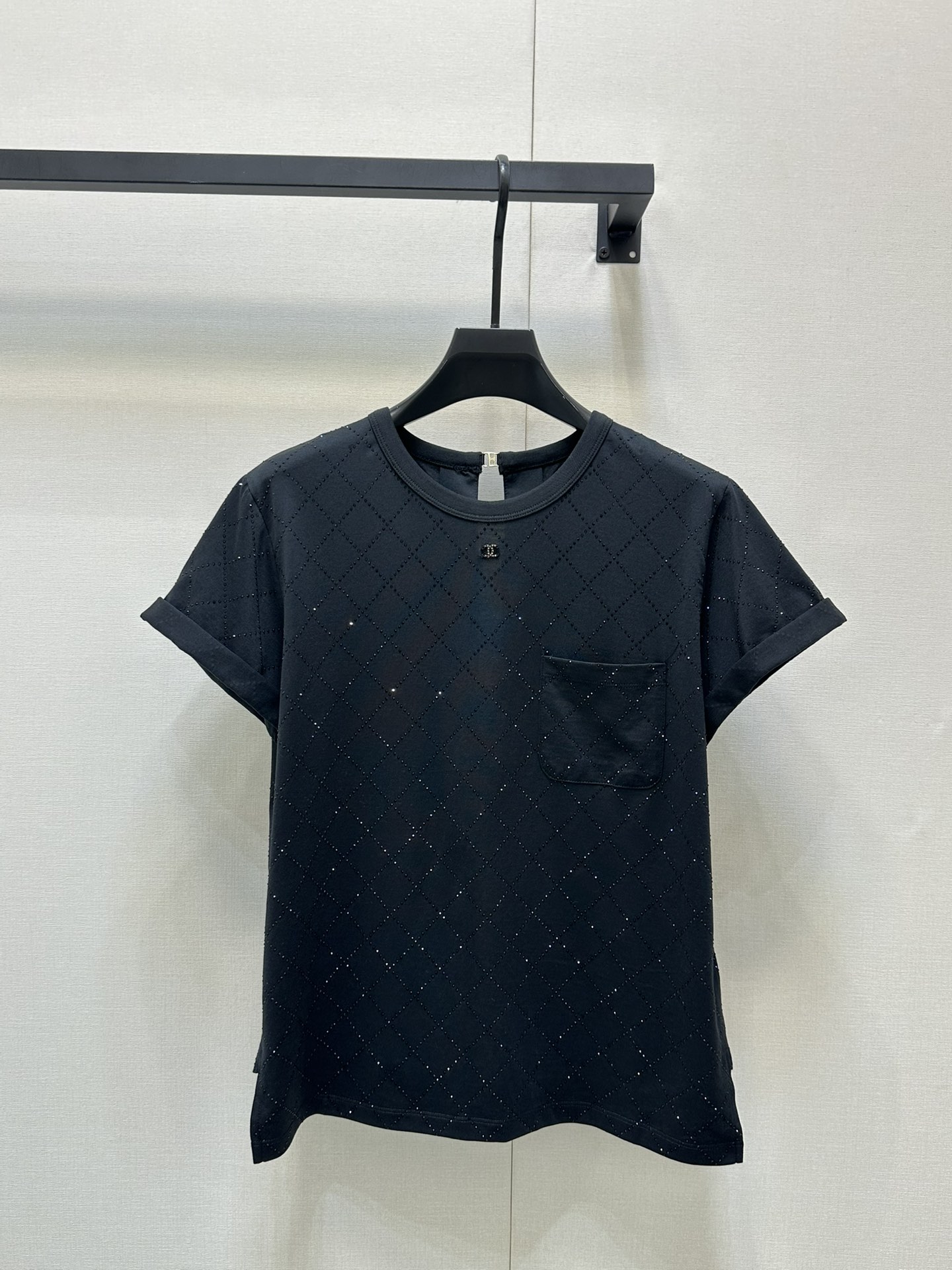 NO:335433,Chane*25 new heavy industry diamond-release backless original development High-end product Breathable and comfortable, full texture Regular T-shirt cutting highlights the brand style Made of gram-weight pure cotton with a slight elasticity Presents a slim visual effect The whole piece is made of diamond-release craftsmanship Presents diamond pattern The dense and dense arrangement and diamond light Rich visual effect The double C logo on the chest is connected with the double C silver buckle on the back The large backless creates a sexy and gorgeous personality style The brand's high-end design feel is full, the inner wear is brilliant and fashionable, the ceiling version The series without regrets when you buy it 36-38-40 Real photos of the big goods, Chanel,tees, t-shirt,alexander wang19860909Chane*25新款重工烫钻露背 原版开发 高版出品 透气舒适 质感十足 常规T恤裁剪 凸显品牌格调 采用克重纯棉制成 略带有弹力 呈现显瘦视觉效果 整件以烫钻工艺 呈现出菱格图案 疏密有致的排列配合钻光 丰富视觉效果 胸前双C徽标后背开模双C银扣连接 大露背打造性感华丽的个性风格 品牌高级设计感拉满 单穿内搭都出彩时髦 天花板版本 入手不悔系列 36-38-40大货实拍,,chanel,tees，t-shirt,alexander wang,Women's clothing