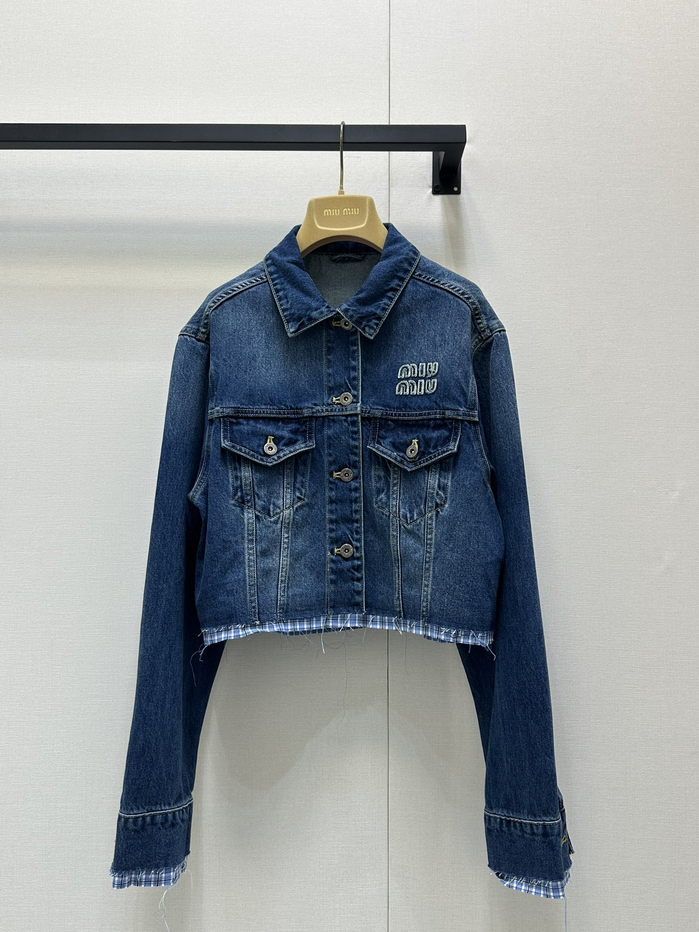 NO:332434,Miumi* 25Ss early spring new style intellectual molecular college style denim jacket jacket. Original development!  High-end production!  Retro denim with miu blue contrasting edges and two-piece design!  Sweet and cool, both age-reducing outfits. The short style is not picky for people, and the upper body looks slim!  The imported denim enzyme wash fabric is quite broad and has a great texture!  The quality of workmanship depends on the details!  Spot SML real-time photos, miumiu, jackets & coats, jackets & coats, alexander wang19860909Miumi* 25Ss早春新款 知性分子学院风丹宁牛仔夹克外套.原版开发！高版出品！复古牛仔配上miu蓝撞色边假两件设计！甜酷兼备减龄穿搭.小短款不挑人版型上身巨显瘦！进口牛仔酵素洗水面料挺阔质感超赞！做工品质看细节！ 现货SML大货实拍,,miumiu,jackets & coats,jackets & coats,alexander wang,Women's clothing