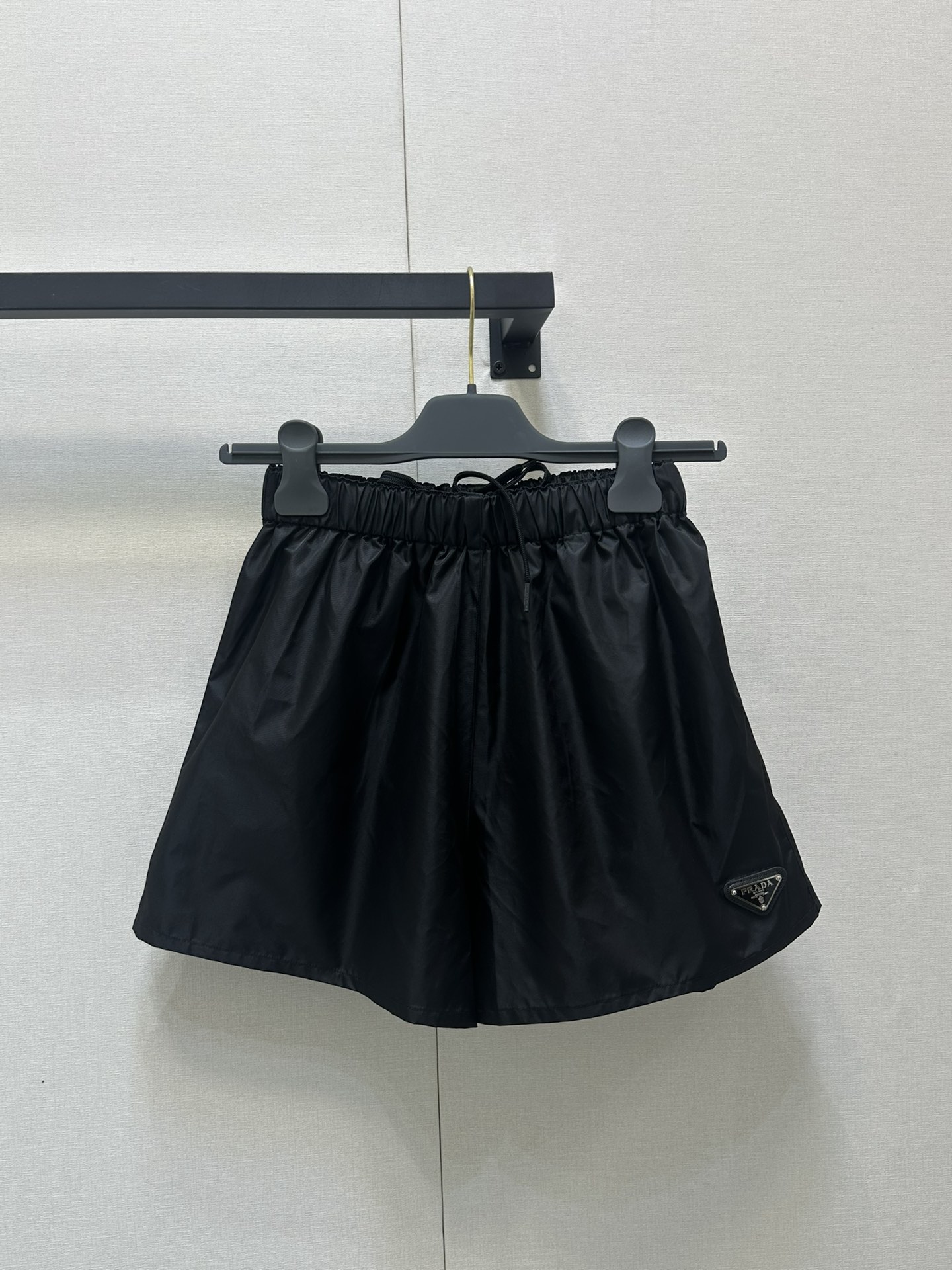 NO:328080,Prad* 25Ss early spring new style, triangular decorative elastic waist casual shorts. Original development, high-end production!  A stylish and functional item!  High-end texture, tasteful, casual and handsome!  Customized nylon fabrics are windproof and waterproof, and the cabinet quality is required to perfect the workmanship and quality depends on the details, 2 colors SML, prada, shorts, alexander wang19860909Prad* 25Ss早春新款 三角标装饰松紧腰休闲短裤.原版开发 高版出品！兼具时尚与功能性单品！高级质感 自带品味,休闲帅气！定制尼龙面料防风又防水,要求柜柜品质的来完美做工品质看细节,2色 现货 SML,,prada,shorts,alexander wang,Women's clothing