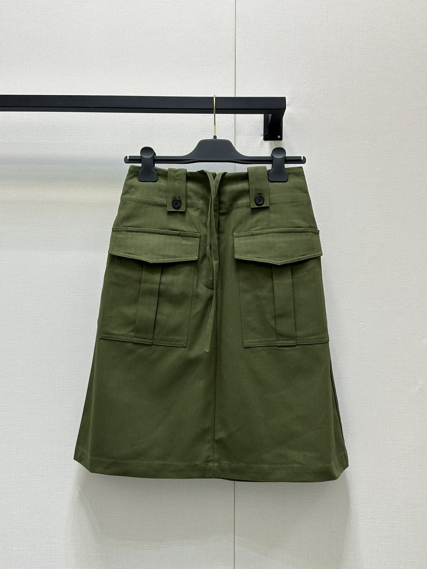 NO:328076,Prad* 25Ss spring and summer new style versatile work style A-line skirt. Original development!  High-end production!  The large pocket decoration on both sides is simply the standard for workwear style. The impact of the visual effect is heart-warming and the visual feel is basic. The clean and neat version is matched with a short T- or vest suspender. The thinnest part of the waist is displayed!  Whoever wears it is sweet and cool girl who looks slim and versatile, who can not love it!  Small girls can also handle it completely!  Strongly recommend this work dress!  Close your eyes and enter!  Spot SML, prada, skirts, alexander wang19860909Prad* 25Ss春夏新款 百搭工装风A字半身裙.原版开发！高版出品！两侧大口袋装饰简直就是工装风的标配 冲击视觉效果一眼心动的即视感基础干净利落的版型搭配小短T或背心吊带 把腰部最细的地方展式出来！谁穿谁是甜酷女孩显瘦百搭谁能不爱！小个子女生也是完全都能驾驭的！强烈安利这款工装裙！闭眼入！现货 SML,,prada,skirts,alexander wang,Women's clothing