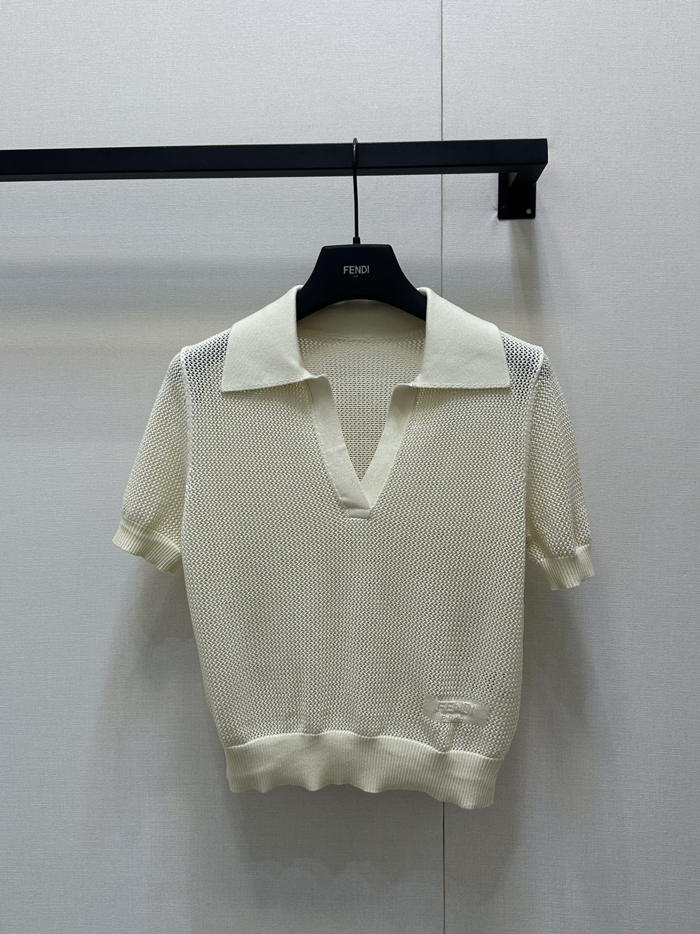 NO:335759,Fend*25Ss spring and summer new style, micro-label hollow knitted short-sleeved top. Original development, high-end production!  The whole body is intertwined with hollow crochet texture, outlining the wavy diamond pattern to highlight the high-end feeling of the outfit. The neckline cuffs and hem are threaded lace, elastic and tighter, more refined, slimming outfit, loose and inclusive, showing a relaxed tone, hem logo highlights the light luxury and fashionable temperament, can be worn alone, the first choice for fashionable outfits in all seasons, spot SML large-scale real shots, fendi, T-shirt, alexander wang19860909Fend*25Ss春夏新款 微标镂空针织短袖上衣.原版开发 高版出品！通体利用镂空钩针肌理交织 勾勒出波浪菱格花纹图案 凸显穿搭高级感 领口袖口和下摆采用螺纹花边 弹性松紧更显精致 穿搭显瘦 版型宽松包容身材 尽显松弛调性 下摆徽标 凸显轻奢时髦气质 单穿叠穿均可 四季时尚穿搭首选 现货 SML大货实拍,,fendi,T-shirt,alexander wang,Women's clothing