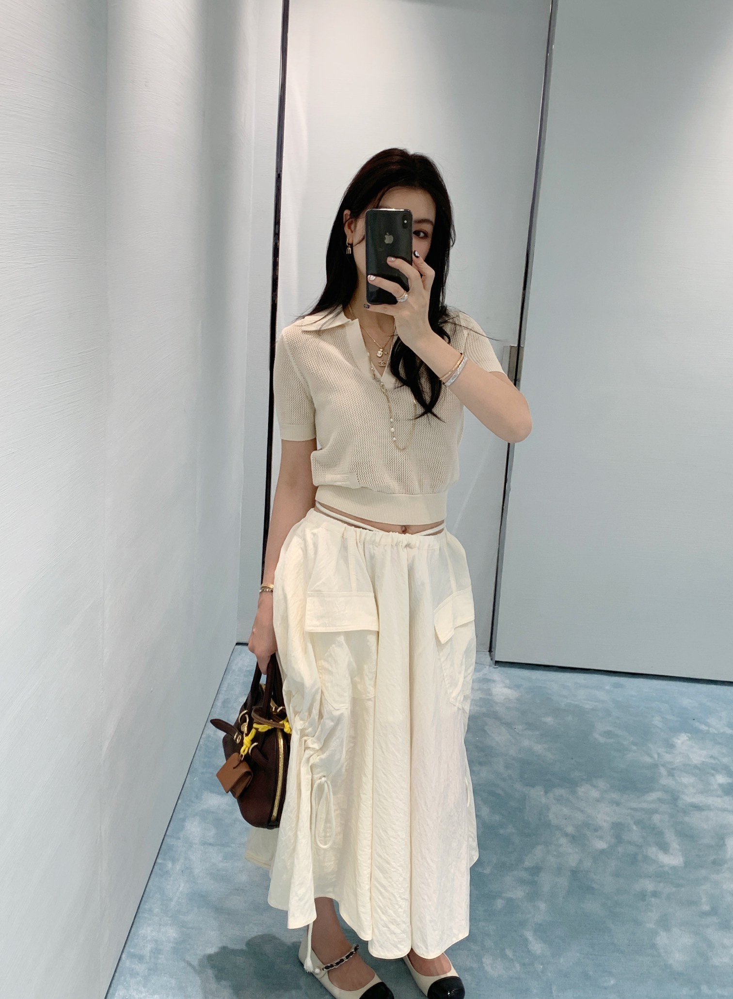 NO:335762,Fend*25Ss spring and summer new style, micro-label hollow knitted short-sleeved top. Original development, high-end production!  The whole body is intertwined with hollow crochet texture, outlining the wavy diamond pattern to highlight the high-end feeling of the outfit. The neckline cuffs and hem are threaded lace, elastic and tighter, more refined, slimming outfit, loose and inclusive, showing a relaxed tone, hem logo highlights the light luxury and fashionable temperament, can be worn alone, the first choice for fashionable outfits in all seasons SML, fendi, T-shirt, alexander wang19860909Fend*25Ss春夏新款 微标镂空针织短袖上衣.原版开发 高版出品！通体利用镂空钩针肌理交织 勾勒出波浪菱格花纹图案 凸显穿搭高级感 领口袖口和下摆采用螺纹花边 弹性松紧更显精致 穿搭显瘦 版型宽松包容身材 尽显松弛调性 下摆徽标 凸显轻奢时髦气质 单穿叠穿均可 四季时尚穿搭首选 现货 SML,,fendi,T-shirt,alexander wang,Women's clothing