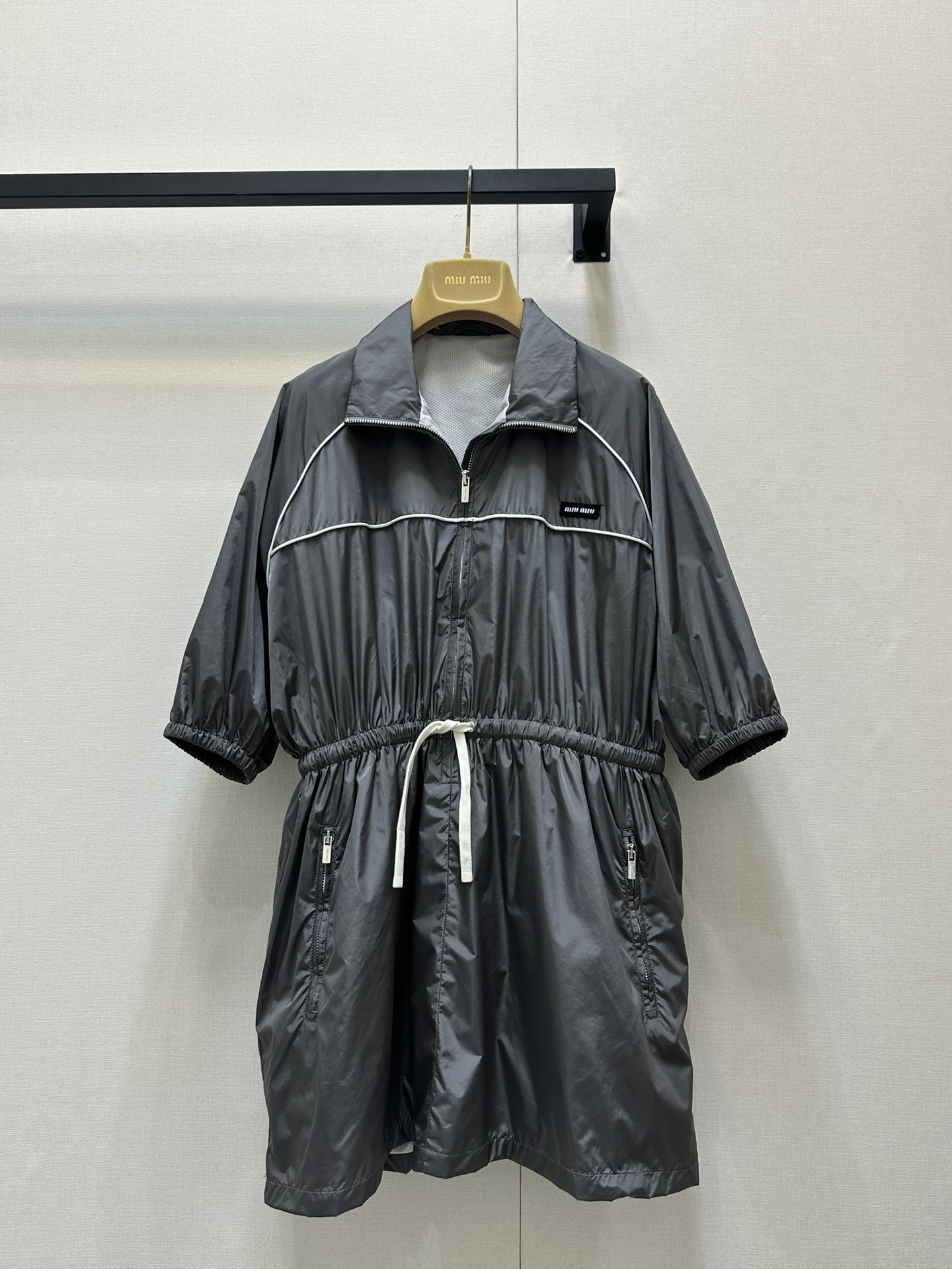 NO:328814,Miu25 gray drawstring work dress windproof waterproof and environmentally friendly recycled nylon material is crisp and stylish work dress style. The whole body uses an open-clad zipper design dress design. The two-wear solution and contrasting color splicing add a casual and fashionable feeling of work clothes. The chest logo makes the visual effect richer and more vivid. The positioning mesh lining is breathable and comfortable. The best choice for daily leisure. Fashionable and fashionable √ SML large-scale real shot, miumiu, skirts, jackets & coats, alexander wang19860909Miu25灰色抽绳工装连衣裙 防风防水环保再生尼龙材质挺括有型工装连衣裙版型 通体采用开襟拉链设计连衣裙外套两穿方案配合撞色拼接增添工装休闲时尚感胸前徽标让视觉效果更显丰富彰显潮流定位网格内衬透气舒适日常休闲的不二之选 时髦洋气√ SML大货实拍,,miumiu,skirts,jackets & coats,alexander wang,Women's clothing