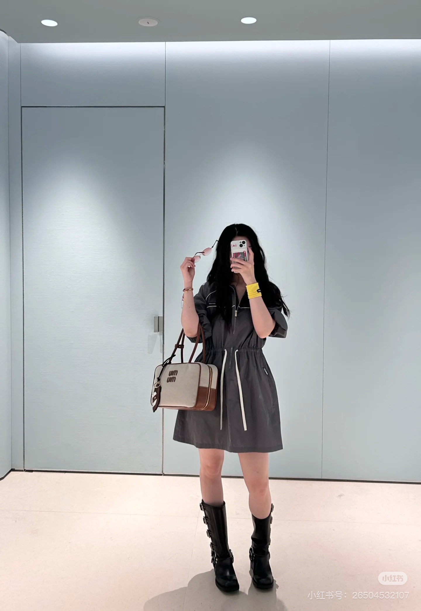 NO:328817,Miu25 gray drawstring work dress windproof waterproof and environmentally friendly recycled nylon material is crisp and stylish work dress style. The whole body uses an open-clad zipper design dress design. The two-wear solution and contrasting color splicing add a casual and fashionable feeling of work clothes. The chest logo makes the visual effect richer and more vivid. The positioning mesh liner is breathable and comfortable. The best choice for daily leisure. Fashionable and fashionable √ SML,,miumiu, skirts, jackets & coats,alexander wang19860909Miu25灰色抽绳工装连衣裙 防风防水环保再生尼龙材质挺括有型工装连衣裙版型 通体采用开襟拉链设计连衣裙外套两穿方案配合撞色拼接增添工装休闲时尚感胸前徽标让视觉效果更显丰富彰显潮流定位网格内衬透气舒适日常休闲的不二之选 时髦洋气√ SML,,miumiu,skirts,jackets & coats,alexander wang,Women's clothing