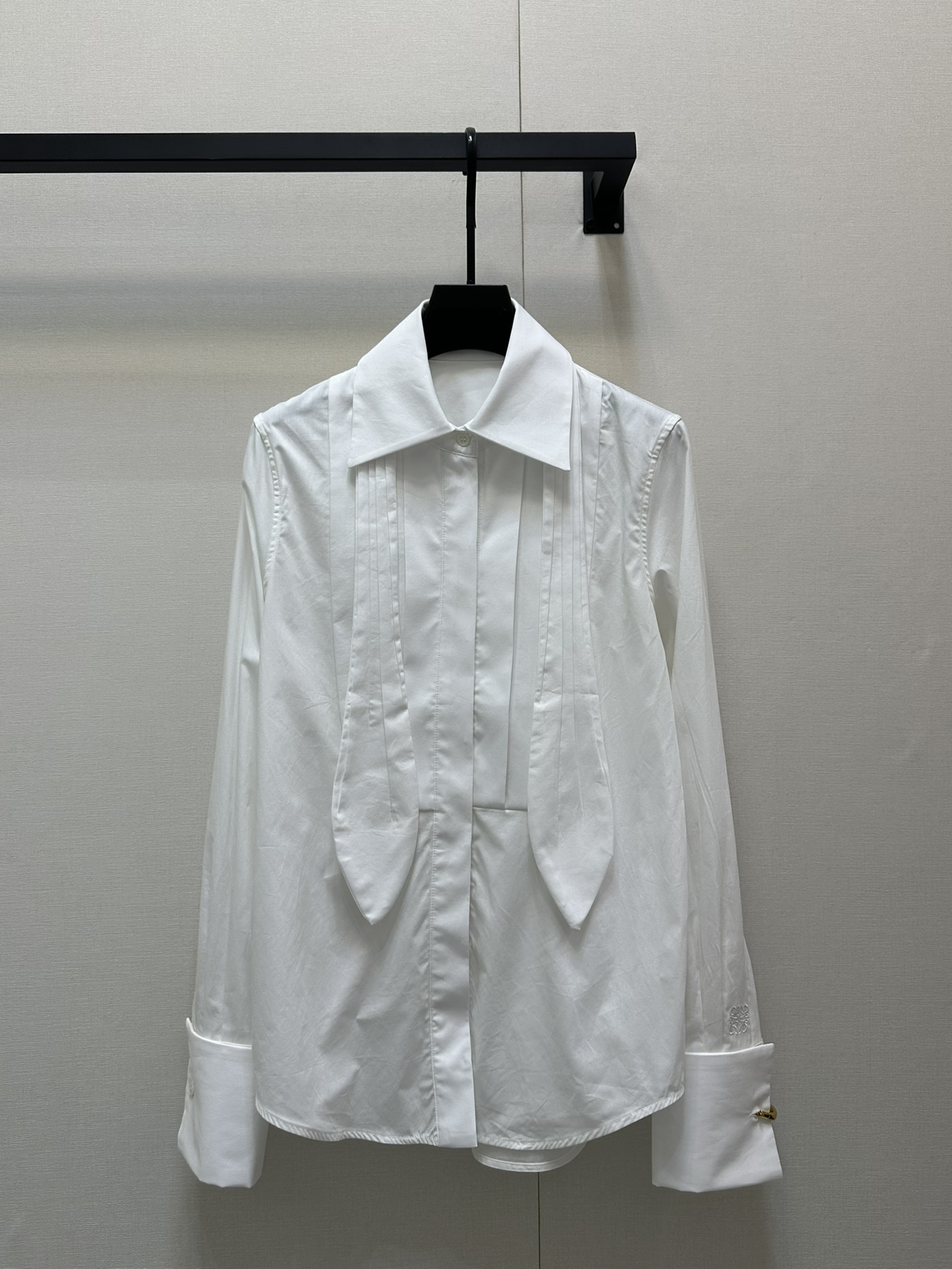 NO:421778,Loew*'s newest lapel strap shoulder shirt Original development High-end production Comfortable and delicate texture Lapel strap tailor-decorated and dyed technology Pink and white color options Available on chest pleats and tie design Can be tied loose multi-style decoration to highlight the brand style The upper body is full of lazy British atmosphere With casual skirts or pants Delicate moments A basic shirt that can be used for daily commuting and vacations Easy to wear to show off your style!  2 colors SML big-name real shot, loewe, skirts, shirts, ties, alexander wang19860909Loew*新品翻领系带正肩衬衫 原版开发 高版出品 质感舒适细腻 翻领正肩衬衣剪裁 定染工艺 粉白配色可选 胸前褶皱配合领带设计 可系可松多风格装饰 彰显品牌格调 上身充满慵懒英伦气息 配合随意半裙或裤子 精致度瞬间 日常通勤度假都可驾驭的基础衬衫 轻松穿搭出洋气感！2色 SML大货实拍,,loewe,skirts,shirts,ties,alexander wang,Women's clothing