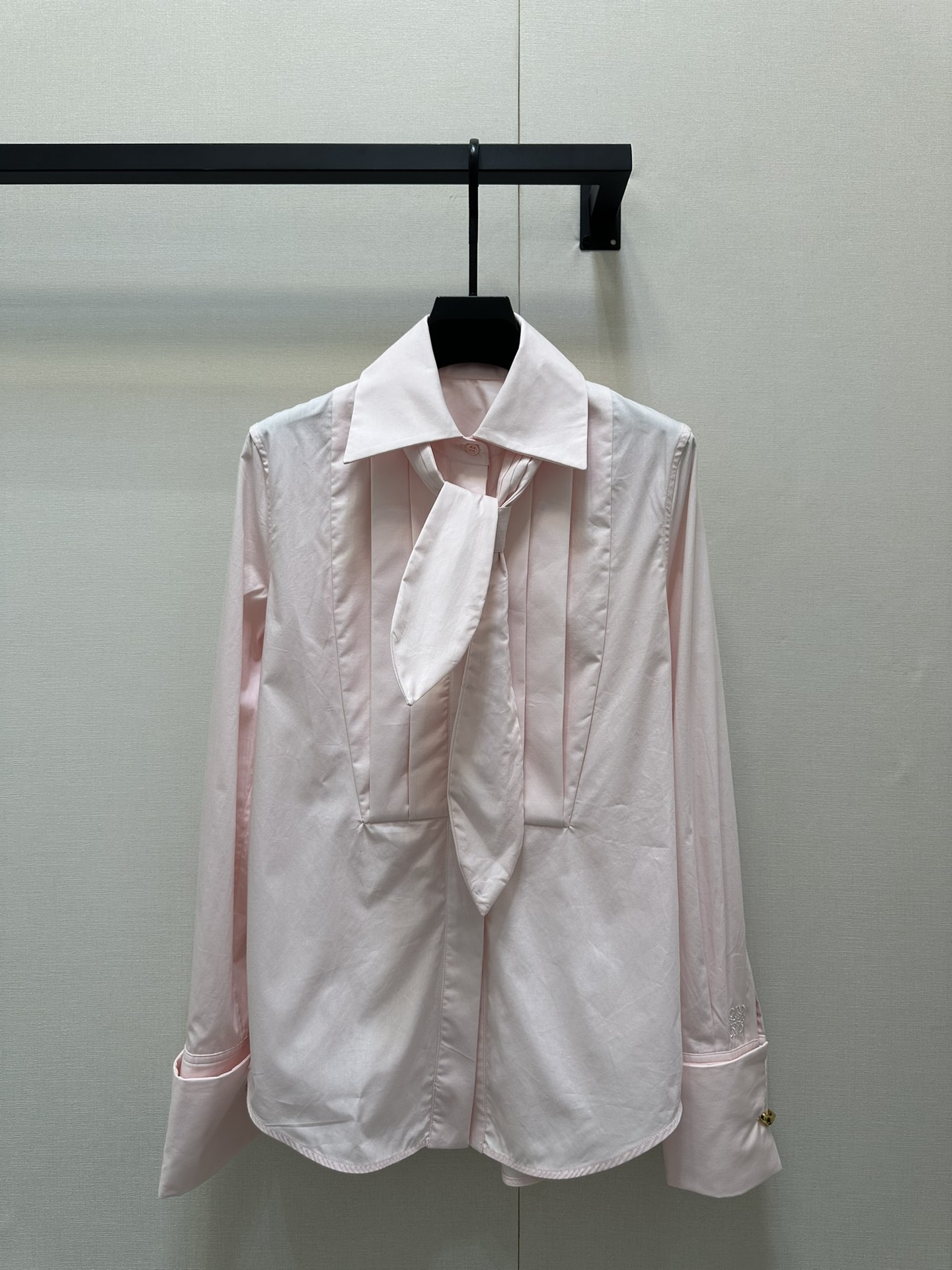 NO:421759,Loew*'s newest lapel strap shoulder shirt Original development High-end production Comfortable and delicate texture Lapel strap tailor-decorated and dyed technology Pink and white color options Available on chest pleats and tie design Can be tied loose multi-style decoration to highlight the brand style The upper body is full of lazy British atmosphere With casual skirts or pants Delicate moments A basic shirt that can be used for daily commuting and vacations Easy to wear to show off your style!  2 colors SML big-name real shot, loewe, skirts, shirts, ties, alexander wang19860909Loew*新品翻领系带正肩衬衫 原版开发 高版出品 质感舒适细腻 翻领正肩衬衣剪裁 定染工艺 粉白配色可选 胸前褶皱配合领带设计 可系可松多风格装饰 彰显品牌格调 上身充满慵懒英伦气息 配合随意半裙或裤子 精致度瞬间 日常通勤度假都可驾驭的基础衬衫 轻松穿搭出洋气感！2色 SML大货实拍,,loewe,skirts,shirts,ties,alexander wang,Women's clothing