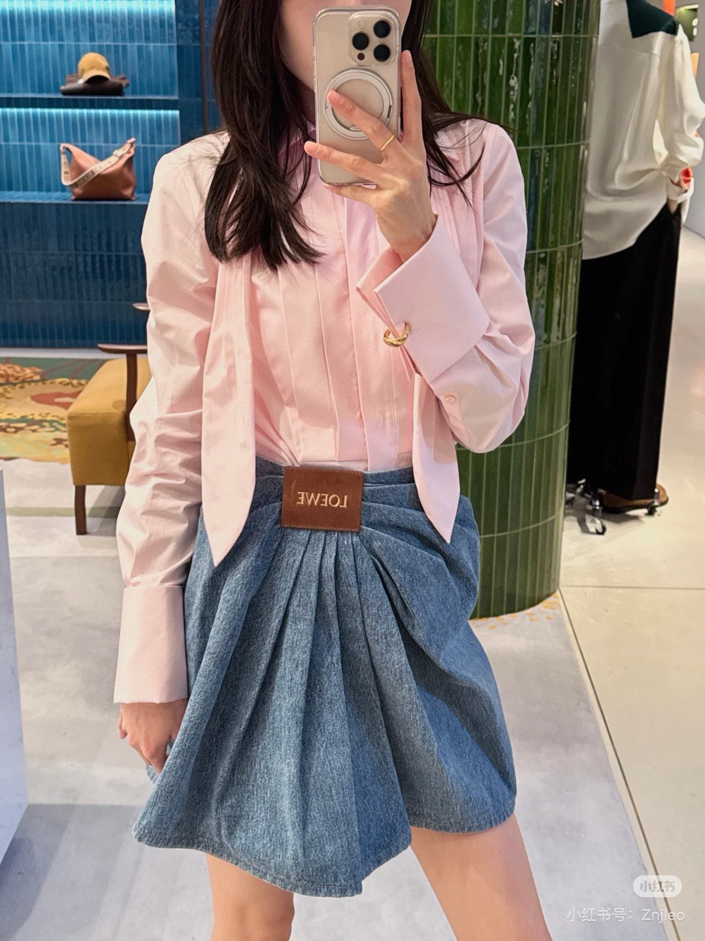 NO:421769,Loew*'s newest lapel strap shoulder shirt Original development High-end production Comfortable and delicate texture Lapel strap tailor-decorated and dyed technology Pink and white color options Available on chest pleats and tie design Can be tied loose multi-style decoration to highlight the brand style The upper body is full of lazy British atmosphere With casual skirts or pants Delicate moments A basic shirt that can be used for daily commuting and vacations Easy to wear to show off your style!  2 colors SML, loewe, skirts,shirts,ties,alexander wang19860909Loew*新品翻领系带正肩衬衫 原版开发 高版出品 质感舒适细腻 翻领正肩衬衣剪裁 定染工艺 粉白配色可选 胸前褶皱配合领带设计 可系可松多风格装饰 彰显品牌格调 上身充满慵懒英伦气息 配合随意半裙或裤子 精致度瞬间 日常通勤度假都可驾驭的基础衬衫 轻松穿搭出洋气感！2色 SML,,loewe,skirts,shirts,ties,alexander wang,Women's clothing