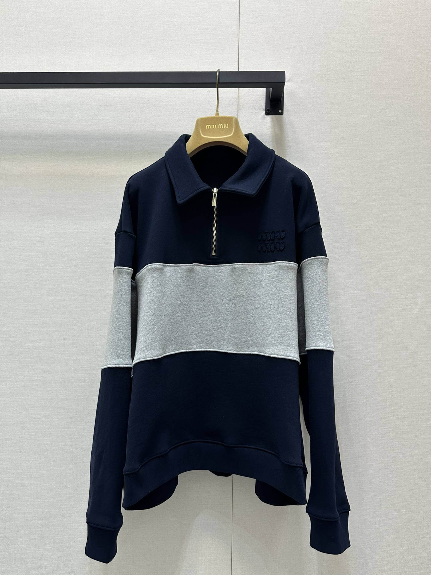 NO:332452,Miumi*2025 new product lapel striped contrasting sweatshirt original development high-end product weight 460 grams. Lapel falling shoulder sweatshirt cut, two colors and wide stripes all over the body, elastic threaded tucking mouth, add casual and fashionable feeling, the chest is decorated with three-dimensional letters and seals, brand tone is suddenly displayed, versatile colors, not picky about age and skin tone, matched with skirts and pants, suitable for age-reducing fashionable and retro style, both men and women can control SML large-scale real shots,,miumiu,hoodie,sweatshirts,skirts,alexander wang19860909Miumi*2025新品翻领条纹撞色卫衣 原版开发 高版出品 高克重460克.翻领落肩卫衣裁剪 通体两色宽条纹交织 下摆袖口采用弹性螺纹束口 增加休闲时尚感 胸前饰以立体字母章仔装饰 品牌调性骤显 百搭颜色 不挑年龄肤色 搭配裙装裤装 适配减龄时髦复古风格 男女均可驾驭 SML大货实拍,,miumiu,hoodie,sweatshirts,skirts,alexander wang,Women's clothing