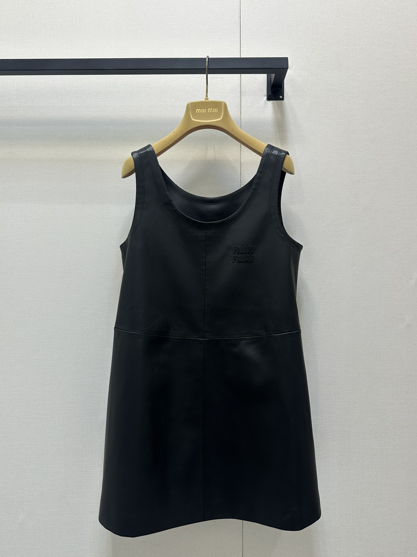 NO:327533,Miumi* 25Ss Spring and Summer New Intellectual Molecular Vest Dress. Original Development!  High-end production!  A naughty, cute and well-behaved girl's vest dress!  Sweet and cool, both age-reducing outfits. Loose and not picky style, huge and slim upper body!  Imported leather has soft and delicate texture and excellent texture!  The quality of workmanship depends on the details!  Spot SML, miumiu, skirts, alexander wang19860909Miumi* 25Ss春夏新款 知性分子背心连衣裙.原版开发！高版出品！调皮可爱又藏肉的乖巧少女背心裙！甜酷兼备减龄穿搭.宽松不挑人版型上身巨显瘦！进口皮质手感柔软细腻 质感超赞！做工品质看细节！现货 SML,,miumiu,skirts,alexander wang,Women's clothing