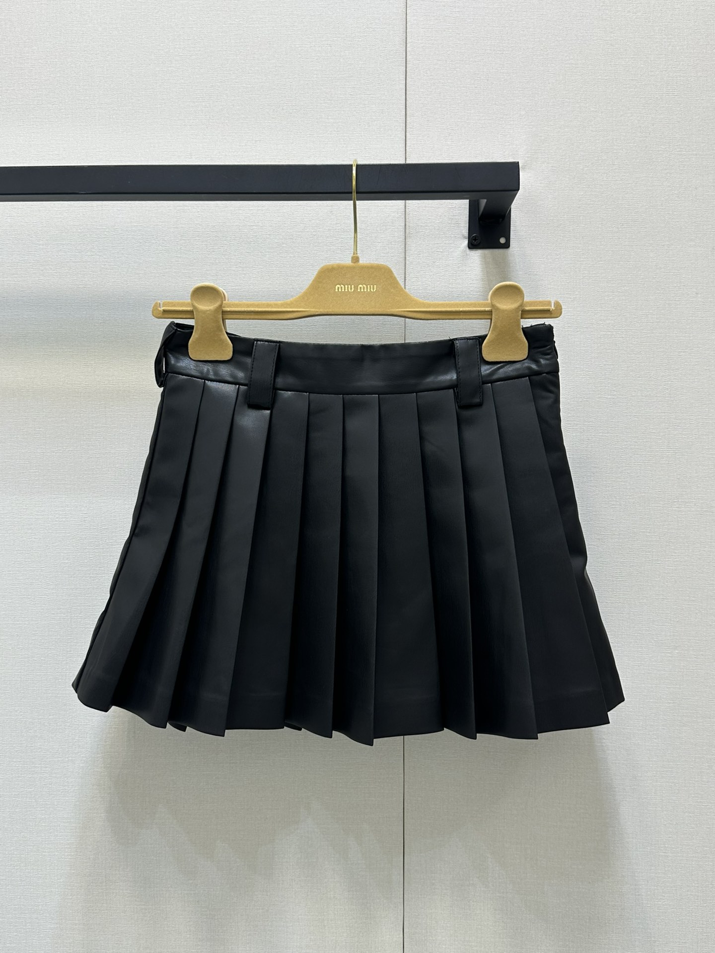 NO:328101,Miu*25Ss early spring new pleated short skirt. Original development, high-end production!  The high-waisted pleated skirt body, the front and rear pieces are heavy and high-temperature pleated craftsmanship, exquisite pleat position and pleat volume, and stylish draping highlights the academic style effect. The long short skirt maximizes the advantages of leg length, and daily wear can be sweet or salty!  Spot SML, miumiu, skirts, alexander wang19860909Miu*25Ss早春新款百褶短裙.原版开发 高版出品！高腰百褶裙身,前后片重磅高温处理百褶工艺,褶位和褶量精致,垂坠有型 突出学院风效果,短款裙长把腿长优势发挥到最大,日常穿搭可甜可盐！现货 SML,,miumiu,skirts,alexander wang,Women's clothing