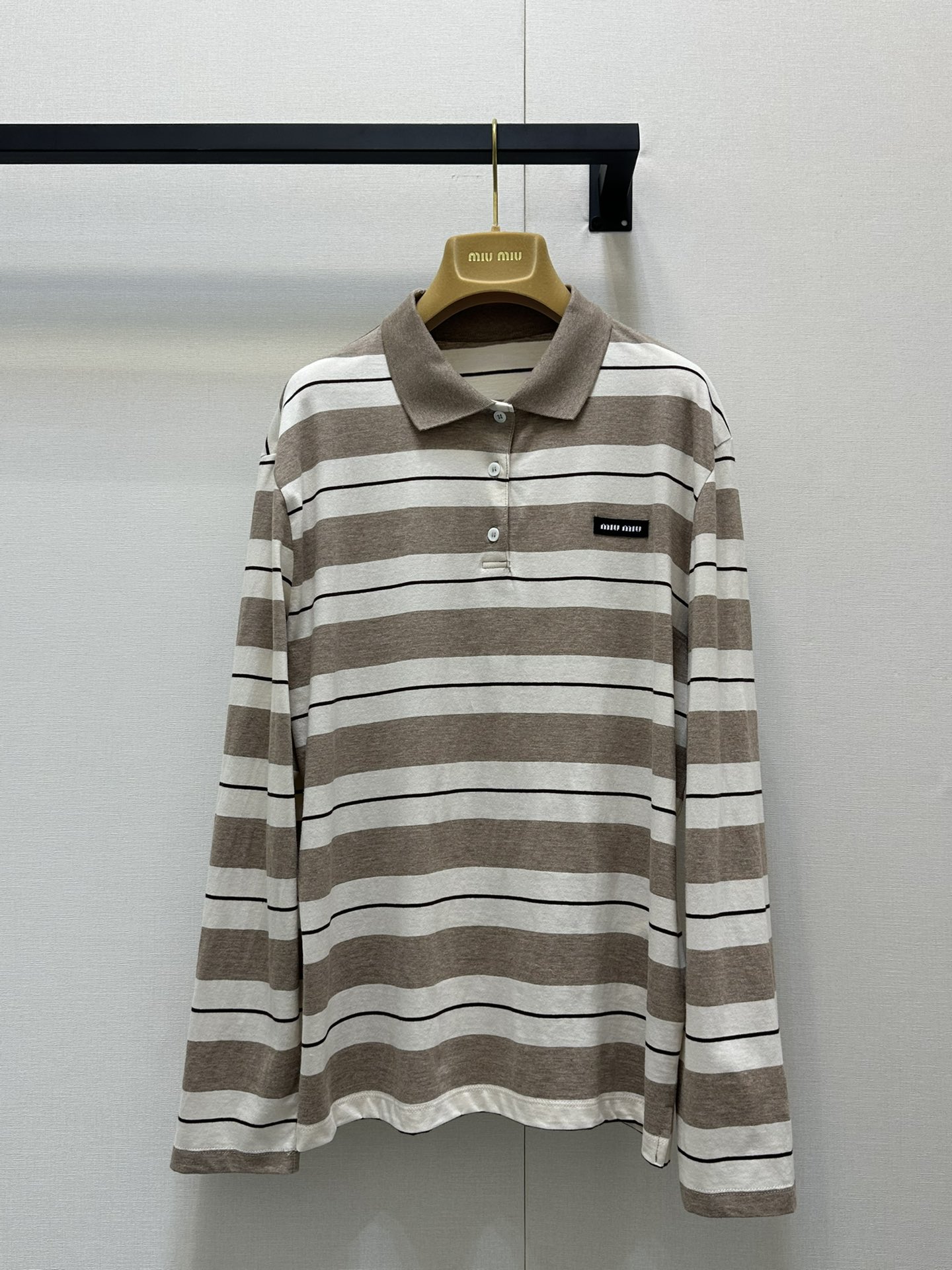 NO:328107,Mimi*2025 new striped long-sleeved top Original development High-end production Elastic and comfortable texture Loose lapel long-sleeved top cut The upper body presents a casual and lazy style. The whole body is brown and white stripes are intertwined. The buttons and half-plate colors increase the beautiful and casual feeling of the outfit. The inner wear is brilliant and fashionable. The letter logo on the chest highlights the brand style. Fashionable and age-reducing. The same style for men and women. SML,,alexander wang19860909Mimi*2025新品条纹长袖上衣 原版开发 高版出品 弹力舒适 质感十足 宽松翻领长袖上衣裁剪 上身呈现休闲慵懒的穿搭格调 通体棕白条纹粗细交错 钮扣半开襟色增加穿搭美高休闲感 单穿内搭都出彩时髦 胸前点缀字母徽标 凸显品牌格调 时髦减龄 男女同款 SML,,alexander wang,Women's clothing