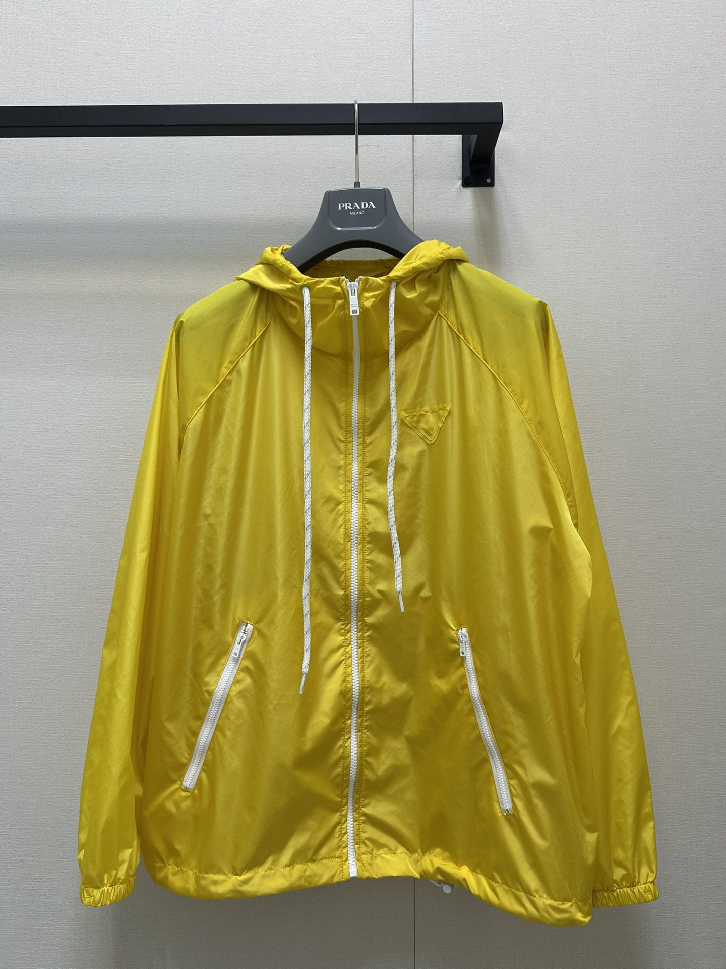 NO:335467,Prad* 25Ss Spring and Summer New Recycled Nylon Zipper Jacket Sunscreen Jacket. Original Development High-Premium Production!  Classic hooded loose fit hem drawstring is adjustable design. It can be sweet and salty to reduce age and is fashionable and handsome!  Imported recycled nylon memory silk fabric has a silky texture, delicate and comfortable texture, and the classic style is not picky for people, making the upper body look slim!  A must-have for white, rich and beautiful women!  2 colors SML big-ticket real shots, prada, jackets & coats, jackets & coats, hats, alexander wang19860909Prad* 25Ss春夏新款 再生尼龙拉链夹克防晒外套.原版开发 高版出品！经典连帽宽松版型下摆抽绳可调节设计.可甜可盐减龄时髦又帅气！进口再生尼龙记忆丝面料质感丝滑细腻挺阔舒适,经典不挑人版型上身巨显瘦！白富美必备！2色 SML大货实拍,,prada,jackets & coats,jackets & coats,hats,alexander wang,Women's clothing