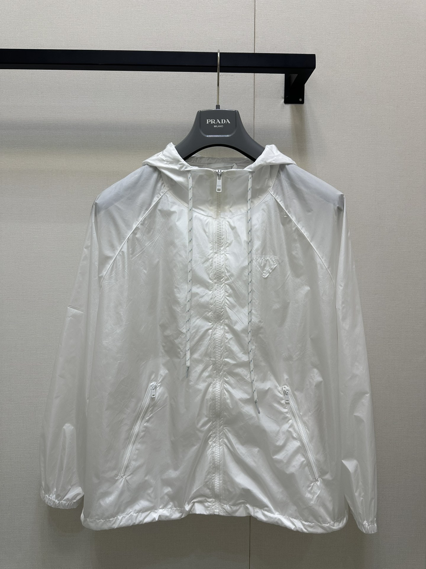 NO:328086,Prad* 25Ss Spring and Summer New Recycled Nylon Zipper Jacket Sunscreen Jacket. Original Development High-Premium Production!  Classic hooded loose fit hem drawstring is adjustable design. It can be sweet and salty to reduce age and is fashionable and handsome!  Imported recycled nylon memory silk fabric has a silky texture, delicate and comfortable texture, and the classic style is not picky for people, making the upper body look slim!  A must-have for white, rich and beautiful women!  2 colors SML, prada, jackets & coats, jackets & coats,hats,alexander wang19860909Prad* 25Ss春夏新款 再生尼龙拉链夹克防晒外套.原版开发 高版出品！经典连帽宽松版型下摆抽绳可调节设计.可甜可盐减龄时髦又帅气！进口再生尼龙记忆丝面料质感丝滑细腻挺阔舒适,经典不挑人版型上身巨显瘦！白富美必备！2色 SML,,prada,jackets & coats,jackets & coats,hats,alexander wang,Women's clothing