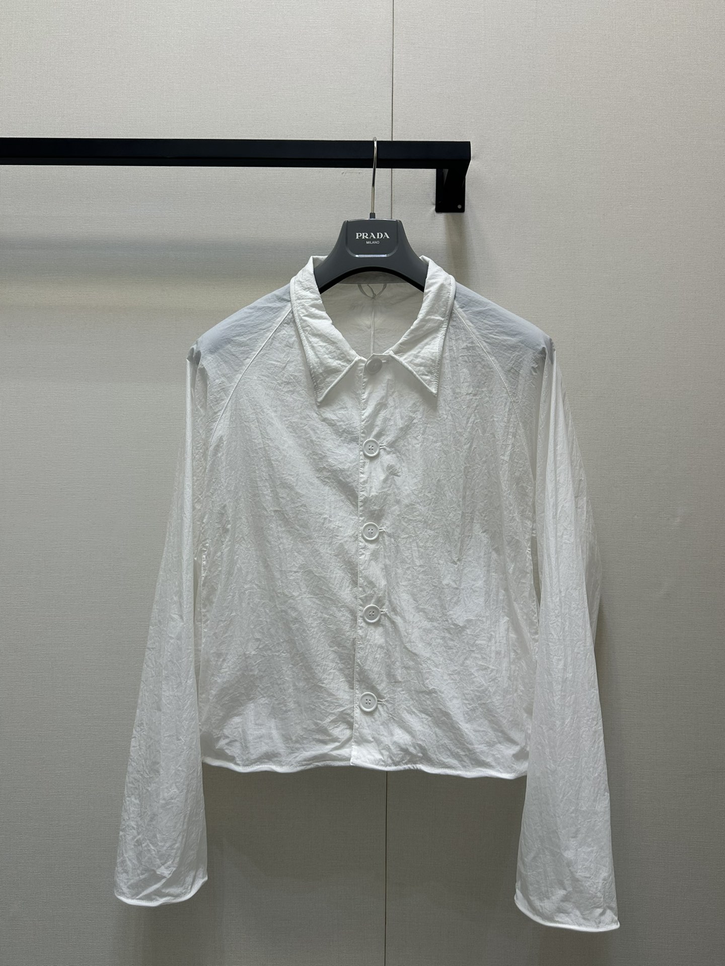 NO:328095,Prad*25Ss spring and summer new style, triangle logo twisted sunscreen shirt exclusive yb development!  High-end production!  Unique shirts, minimalist and perfect, customized shirt fabrics and styles, thin and comfortable fabrics, invincible texture, twisted splicing and cutting design, free and multi-dressing, fashionable and handsome upper body, design sense online, spot SML,,prada,shirts,alexander wang19860909Prad*25Ss春夏新款 三角标扭扭乐防晒衬衫 独家yb开发！高版出品！别具一格的衬衫 极简完美 定制的衬衣面料与版型裁剪 面料轻薄舒适 质感无敌赞 扭扭乐拼接裁剪设计 可自由多穿搭法 上身时髦帅气 设计感在线 现货 SML,,prada,shirts,alexander wang,Women's clothing