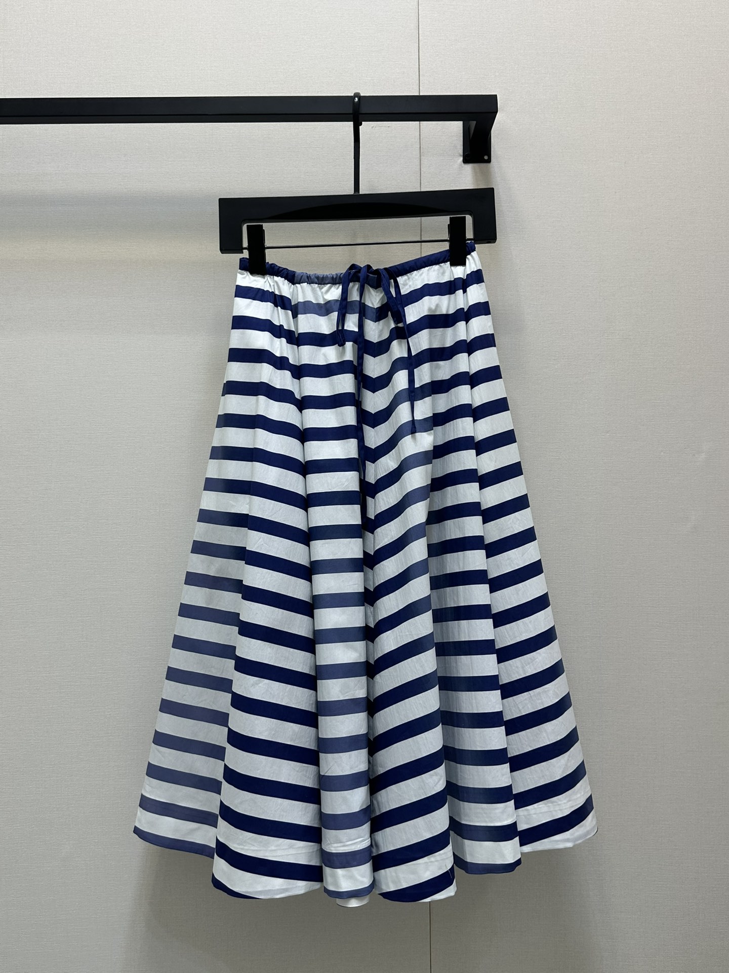 NO:328073,Prad* 25Ss Spring and Summer New Drawstring Elastic Waist Umbrella Skirt. Original Developed!  High-end production!  Positioning printing materials are large, contrasting stripes gradient color fixed dyeing printing Complex process, fine workmanship, lightweight, comfortable and breathable Gradient color fixed dyeing Add layering of styling to create a casual and relaxed outfit, and adjust a variety of skirt hem shapes with drawstrings to meet various needs for commuting and dates. The iconic triangle logo embellishment of the back waist demonstrates the brand tone. The development of auxiliary materials for the umbrella skirt style and tailoring is extremely tolerant to the figure. It can be matched with the same series. The complete sets of outfits are more playful and age-reducing. Spot SML,,prada, skirts,alexander wang19860909Prad* 25Ss春夏新款 抽绳松紧腰伞状半裙.原版开发！高版出品！定位印花用料大,撞色条纹渐变色定染印花 工艺复杂 做工精细轻薄舒适透气 渐变定染色 增添造型层次感 打造休闲松弛感穿搭 配合抽绳松紧调节出多种裙摆造型 满足通勤约会多种需求 后腰标志性三角徽标点缀 彰显品牌调性 面辅料开发 伞状半身裙版型剪裁 对身材包容度极高 可搭配同系列款 成套穿搭更显俏皮减龄 现货 SML,,prada,skirts,alexander wang,Women's clothing