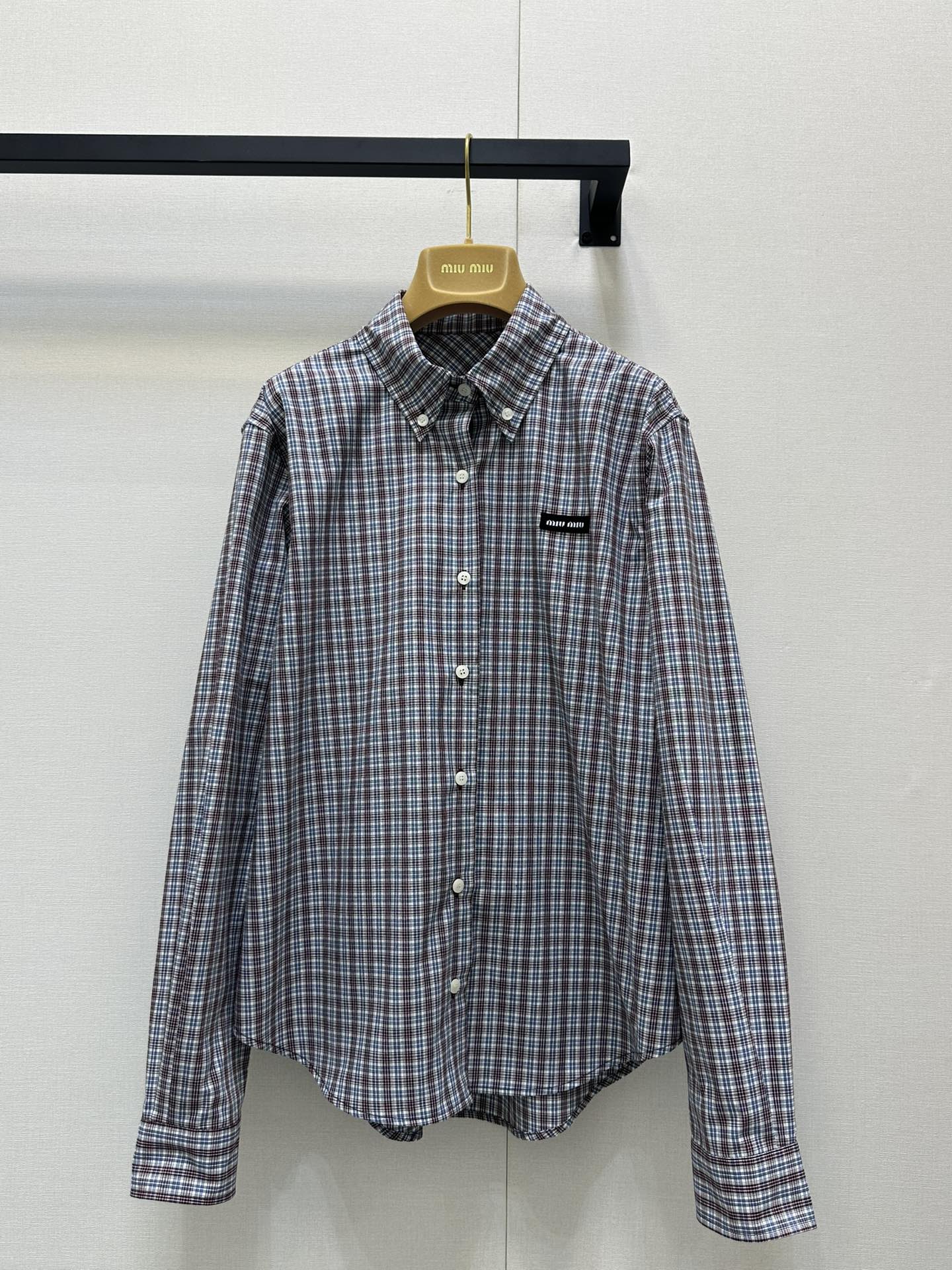 NO:335719,Miu25Ss spring and summer new style, intellectual micro-mark plaid long-sleeved shirt. Original development!  High-end production!  Customized woven fabrics with brand logo patches, lapel collar, button opening and closing, loose straight fit, college style workmanship quality depends on details. Spot SML large-scale real shot, miumiu,shirts,alexander wang19860909Miu25Ss春夏新款 知识分子微标格纹长袖衬衫.原版开发！高版出品！定制色织面料 饰有品牌标识贴饰 翻领领口 纽扣开合 宽松直筒版型 学院风做工品质看细节.现货 SML大货实拍,,miumiu,shirts,alexander wang,Women's clothing