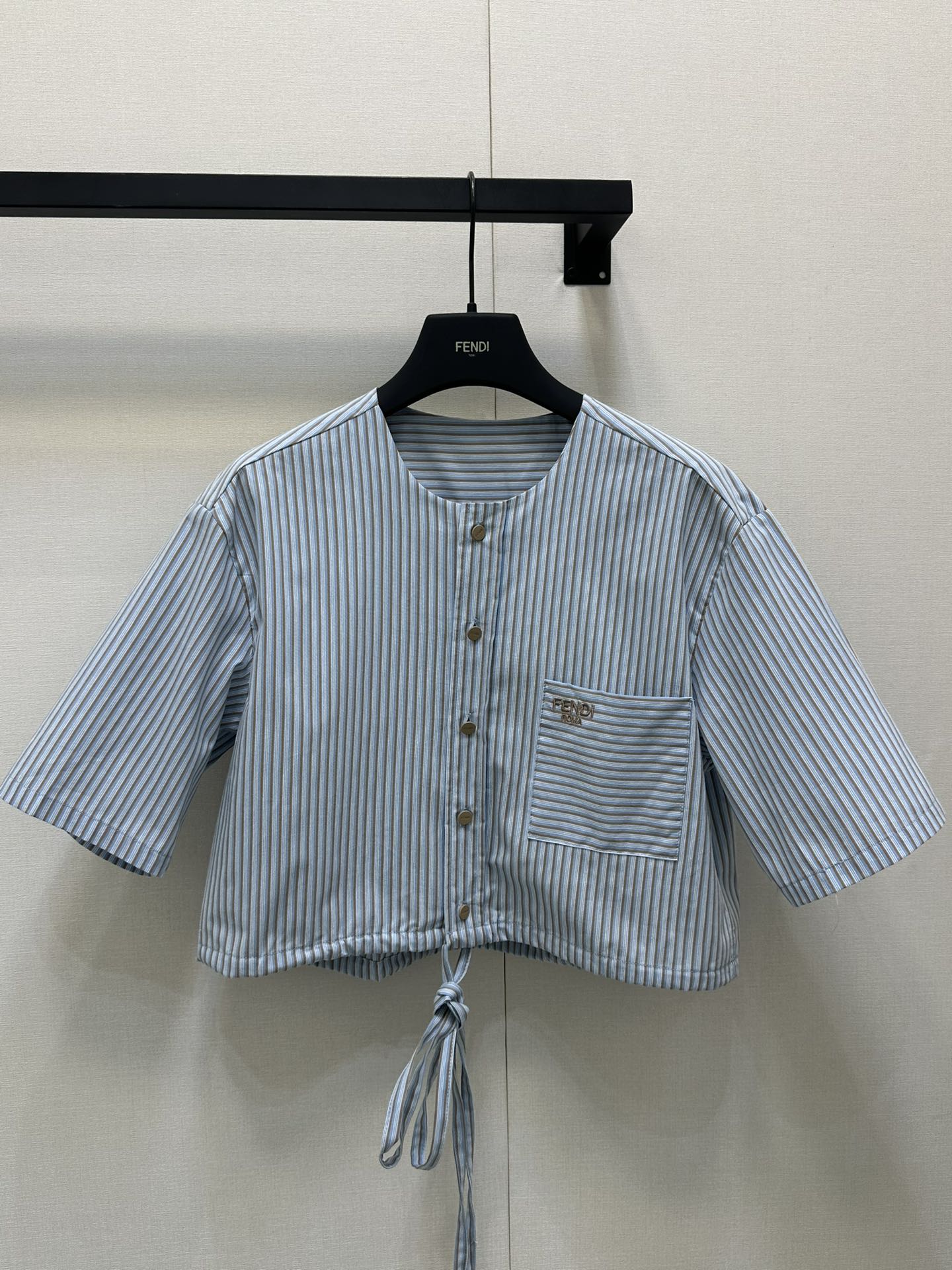 NO:335753,(Shirt) 25Fendi Spring and Summer Series ~ Original Development High-end Production!  Stripe positioning print, pair of strips and grids. Blue stripes perfectly combine vacation style and street fashion, adding a touch of natural atmosphere. The blue striped navel-exposed lace-up top brings a refreshing feeling, and paired with simple shorts, comfortable and stylish. The relaxed feeling of sandals makes you focus wherever you go. A set of matching with the overall shape adds points to perfectly adapt to every moment in summer. Whether it is walking by the sea or roaming in the city, you can exude endless charm. SML large-scale goods real shots, fendi, shorts, shirts, alexander wang19860909（衬衫） 25Fendi 春夏系列~原版开发 高版出品！条纹定位印花 对条对格 蓝色条纹完美融合了度假风与街头时尚,增添了一抹自然气息,蓝色条纹露脐系带上衣带来清爽感,搭配简约短裤,舒适又有型.凉拖的轻松感让你走到哪里都是焦点,一套搭配整体造型加分,完美适应夏日里的每个瞬间.无论是海边漫步,还是城市漫游,都能让你散发无尽魅力.SML大货实拍,,fendi,shorts,shirts,alexander wang,Women's clothing