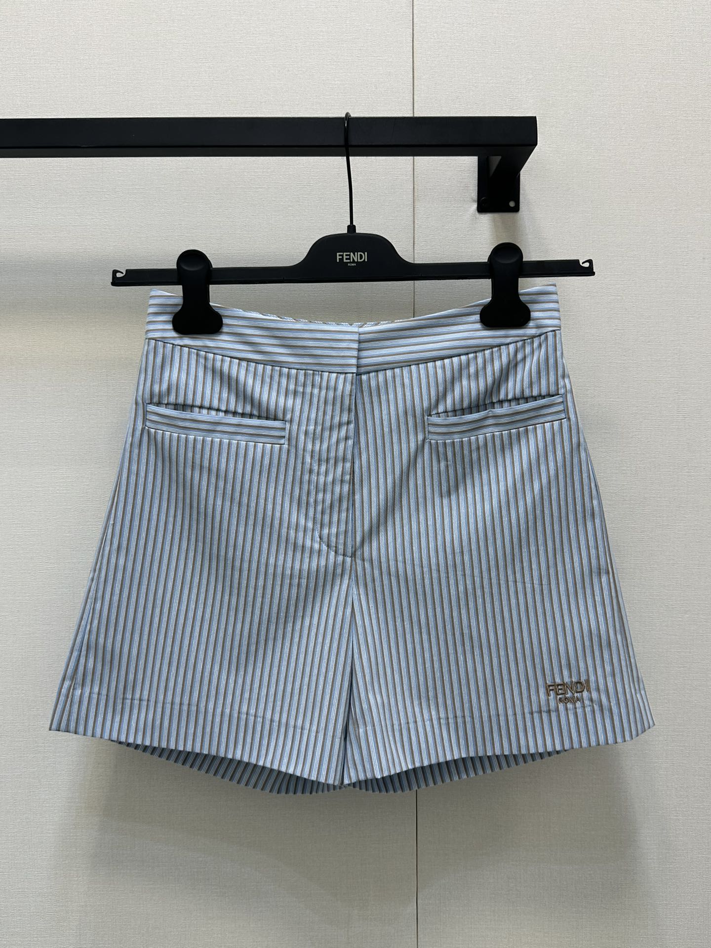 NO:335755,(Shorts) 25Fendi Spring and Summer Series ~Original Development High-end Production!  Stripe positioning print, pair of strips and grids. Blue stripes perfectly combine vacation style and street fashion, adding a touch of natural atmosphere. The blue striped navel-exposed lace-up top brings a refreshing feeling, and paired with simple shorts, comfortable and stylish. The relaxed feeling of sandals makes you focus wherever you go. A set of matching overall shape adds points to perfectly adapt to every moment in summer. Whether it is walking by the sea or roaming in the city, you can exude endless charm. SML large-scale goods real shots, fendi, shorts, alexander wang19860909（短裤） 25Fendi 春夏系列~原版开发 高版出品！条纹定位印花 对条对格 蓝色条纹完美融合了度假风与街头时尚,增添了一抹自然气息,蓝色条纹露脐系带上衣带来清爽感,搭配简约短裤,舒适又有型.凉拖的轻松感让你走到哪里都是焦点,一套搭配整体造型加分,完美适应夏日里的每个瞬间.无论是海边漫步,还是城市漫游,都能让你散发无尽魅力.SML大货实拍,,fendi,shorts,alexander wang,Women's clothing