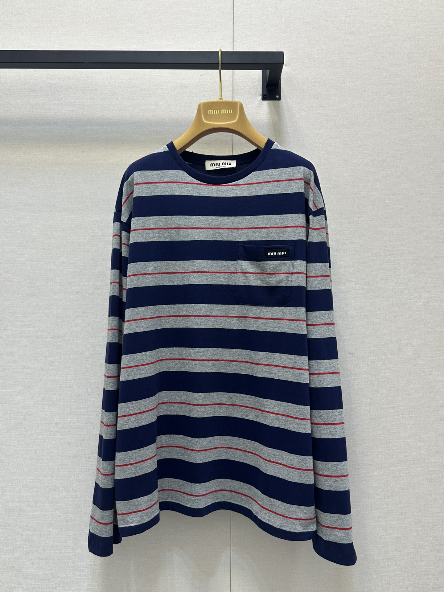 NO:328765,Miumi*25Ss spring and summer new model, micro-label striped color-blocking long sleeves. Original development!  High-end production!  The loose fit is also superb!  The same style as men and women, you can also match it with a jacket or shirt to create a fashionable look with a layered feel!  The color scheme is very good, you can wear it alone or layer it is super versatile!  Spot SML real-time photos, miumiu, jackets & coats,shirts,alexander wang19860909Miumi*25Ss春夏新款 微标条纹拼色长袖.原版开发！高版出品！宽松版型也是超级赞！男女同款 也可以搭配外套或者衬衫,打造出层次感十足的时尚造型！配色非常好看 可单穿也可叠穿 超级百搭！现货 SML大货实拍,,miumiu,jackets & coats,shirts,alexander wang,Women's clothing