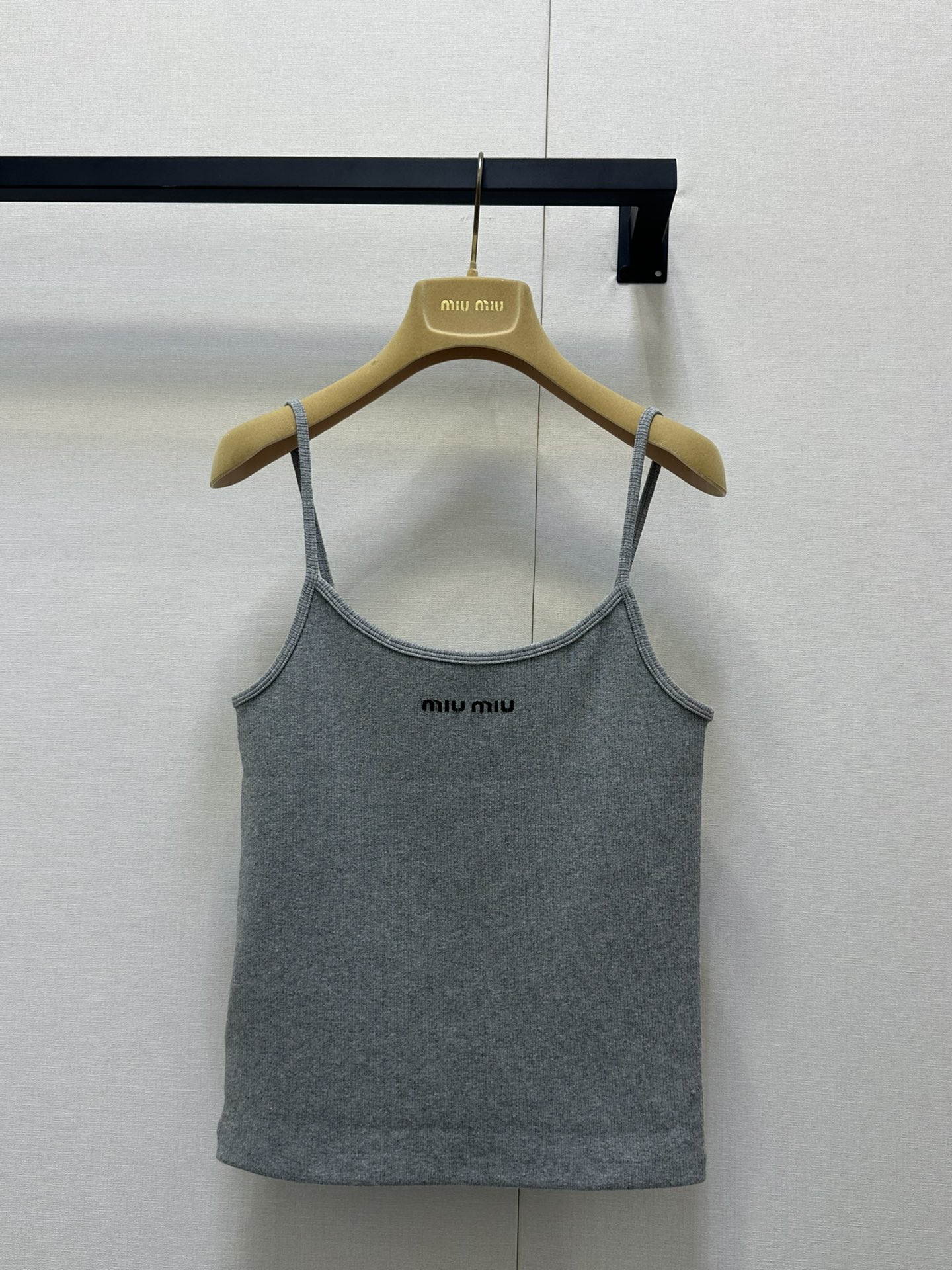 NO:328773,MiuMi* 25Ss Spring and Summer New Style Gray Chest Letter Embroidered Vest Small Sling. Original Developed!  High-end production!  Imported high-cost knitted cotton, the fabric is invincible in texture!  The temperament of a girl with age reduction is versatile, and the classic slim fit H-style greatly reduces slimming!  Fashionable essential items. Details are the quality of workmanship!  Spot SML big-ticket real shot, miumiu, alexander wang19860909MiuMi* 25Ss春夏新款 灰色胸前字母刺绣背心小吊带.原版开发！高版出品！进口高支数针织棉 面料质感无敌！减龄少女气质百搭,经典修身H版型巨减瘦！时髦必备单品.做工品质看细节！现货 SML大货实拍,,miumiu,alexander wang,Women's clothing
