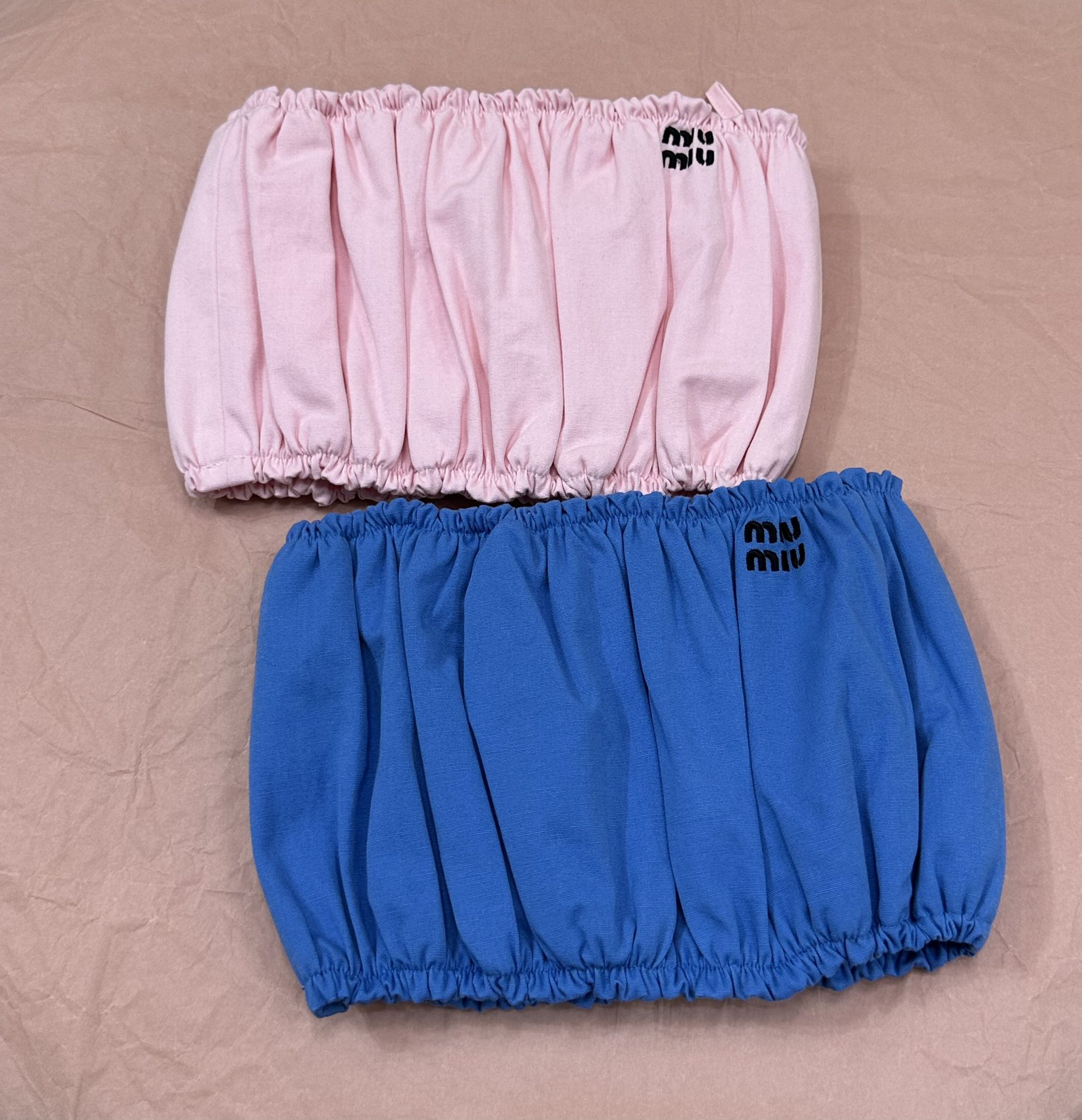 NO:333690,Miumi* 25Ss Spring and Summer New Poplin Strap. Original Developed!  High-end production!  Sakura pink poplin fabric made with brand logo embroidery elastic elastic trim, single wear to highlight the figure, can be matched with any small jacket, recommended to buy the workmanship quality and look at the details!  2 colors spot SML big-ticket real shots, miumiu, jackets & coats, alexander wang19860909Miumi* 25Ss春夏新款 府绸抹胸.原版开发！高版出品！樱花粉府绸面料制作饰有品牌标识刺绣弹力松紧饰边单穿凸显身材可搭配任何小外套推荐入手做工品质看细节！2色现货 SML大货实拍,,miumiu,jackets & coats,alexander wang,Women's clothing