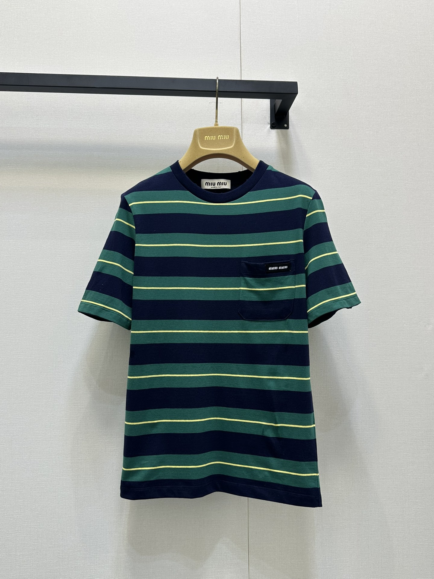 NO:335742,Miumi* 25Ss Spring and Summer New Style Micro-label Striped Short-sleeved Round Neck T-shirt丨Original Development!  High-end production!  Grinding process Made of plain cotton fabric Stripe pattern details The chest is decorated with brand logo patch logo Long straight-tube style Ribbed neckline and hem same as men and women The chest pocket is full-fitting Details online Spot SML large-scale real-life photos, miumiu, T-shirt,tees, t-shirt,alexander wang19860909Miumi* 25Ss春夏新款 微标条纹短袖圆领T恤丨原版开发！高版出品！磨破工艺 采用平纹棉质面料制作 条纹图案细节 胸前饰有品牌标识贴布徽标 长款直筒版型 罗纹领口和下摆男女同款 胸前口袋是全对格做法 细节感在线 现货 SML大货实拍,,miumiu,T-shirt,tees，t-shirt,alexander wang,Women's clothing