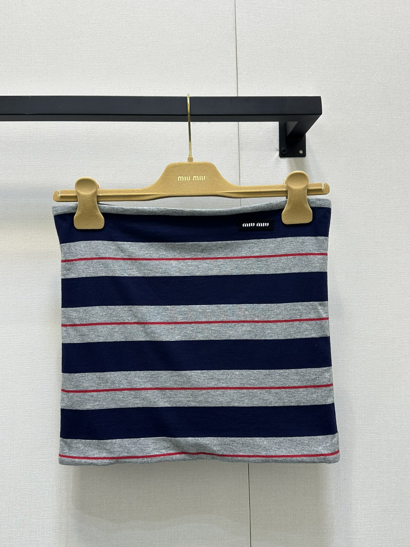 NO:335736,Miumi*25Ss spring and summer new model, micro-label striped color-blocking layered strapless bra. Original development!  High-end production!  The style of the tube top is also superb!  The layered design can be worn alone to show off your sexy waist, or a jacket or shirt to create a layered and fashionable look!  The super hot striped strapless bra has a very good color combination. It can be worn alone or layered. It is super versatile!  2 colors SML large-scale real shots, miumiu, jackets & coats,shirts,alexander wang19860909Miumi*25Ss春夏新款 微标条纹拼色叠穿抹胸.原版开发！高版出品！抹胸的版型也是超级赞！叠穿的设计,既可以单穿展现性感小蛮腰,也可以搭配外套或者衬衫,打造出层次感十足的时尚造型！超火爆的条纹抹胸 配色非常好看 可单穿也可叠穿 超级百搭！2色 现货 SML大货实拍,,miumiu,jackets & coats,shirts,alexander wang,Women's clothing