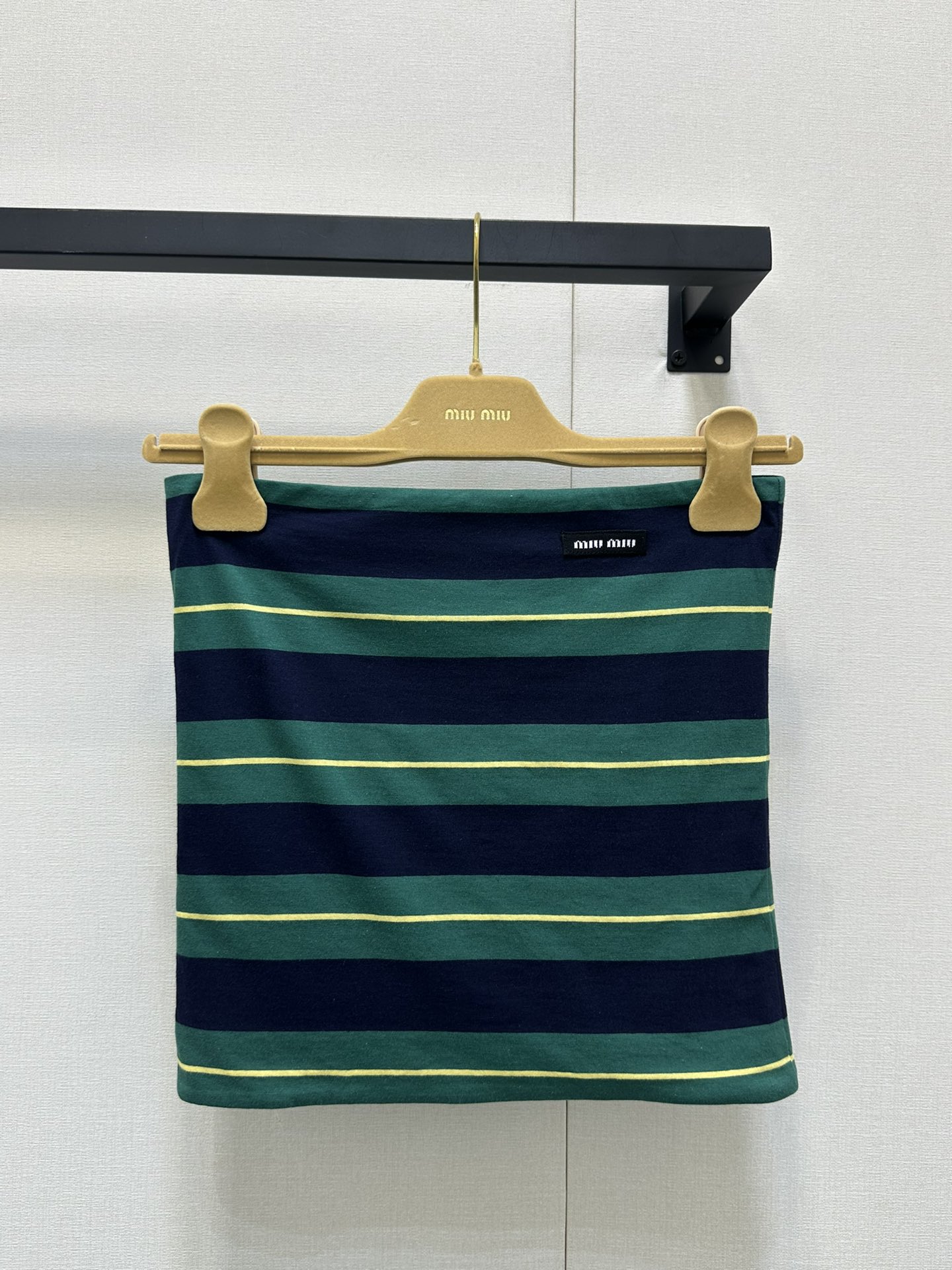 NO:335730,Miumi*25Ss spring and summer new model, micro-label striped color-blocking layered strapless bra. Original development!  High-end production!  The style of the tube top is also superb!  The layered design can be worn alone to show off your sexy waist, or a jacket or shirt to create a layered and fashionable look!  The super hot striped strapless bra has a very good color combination. It can be worn alone or layered. It is super versatile!  2 colors SML large-scale real shots, miumiu, jackets & coats,shirts,alexander wang19860909Miumi*25Ss春夏新款 微标条纹拼色叠穿抹胸.原版开发！高版出品！抹胸的版型也是超级赞！叠穿的设计,既可以单穿展现性感小蛮腰,也可以搭配外套或者衬衫,打造出层次感十足的时尚造型！超火爆的条纹抹胸 配色非常好看 可单穿也可叠穿 超级百搭！2色 现货 SML大货实拍,,miumiu,jackets & coats,shirts,alexander wang,Women's clothing