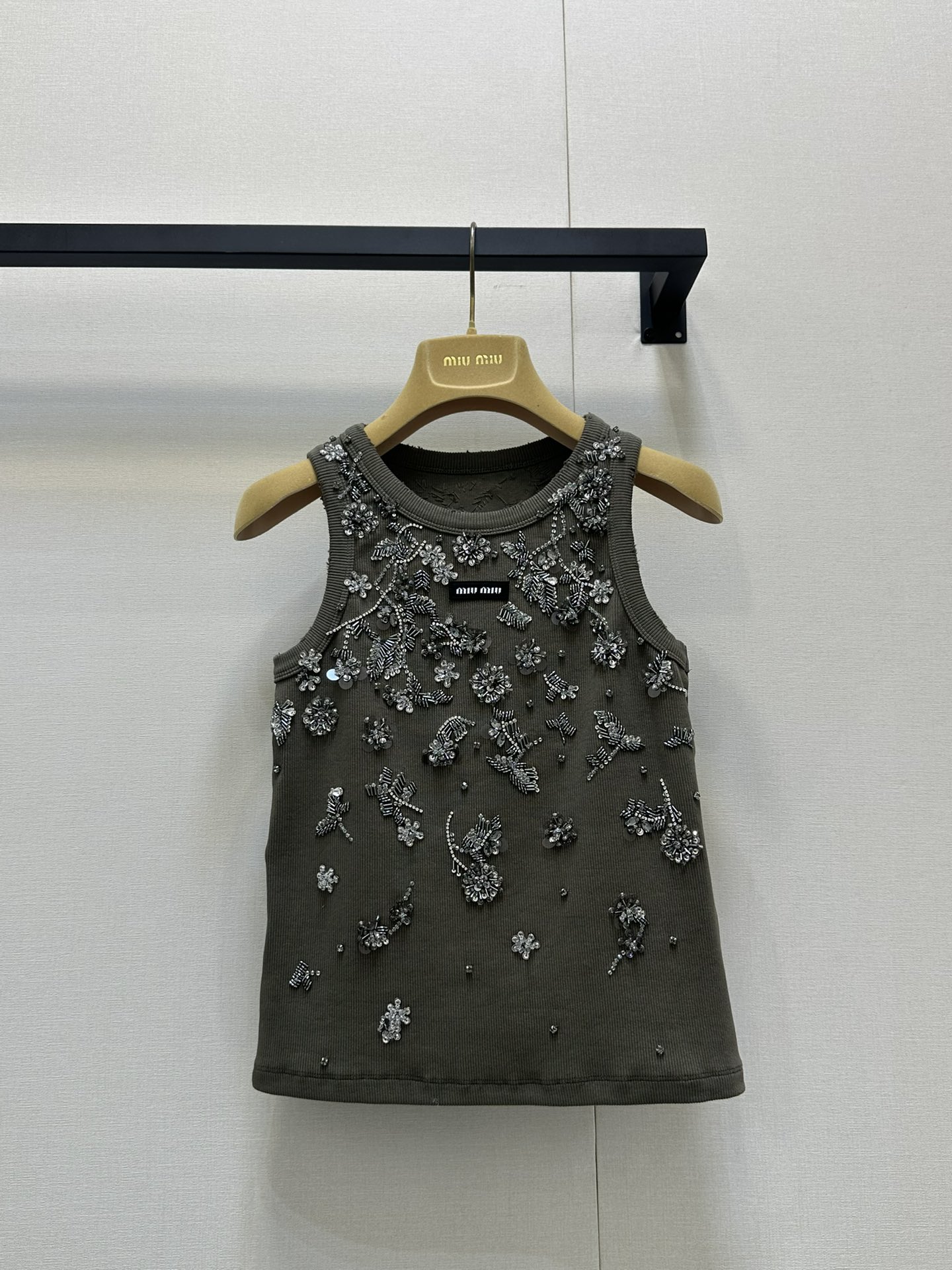 NO:335437,*25new Heavy Industry Flower Beaded Vest This year's super popular grass green Original development High-end product Custom imported yb glass crystal diamond Pure hand-sewn, time-consuming Super heavy logo letter design, highlighting personality charm, high-end versatile 1:1 Super style, new summer products, identifying exclusive high-end version SML large-scale real shot, alexander wang19860909*25new 重工花卉钉珠背心 今年超级火的一个草绿色 原版开发 高版出品定制进口yb玻璃水晶钻 纯手工缝制 费人费时间超级重徽标字母设计,彰显个性魅力,高级百搭 1:1超赞版型,夏季新品,认准独家高版本 现货 SML大货实拍,,alexander wang,Women's clothing