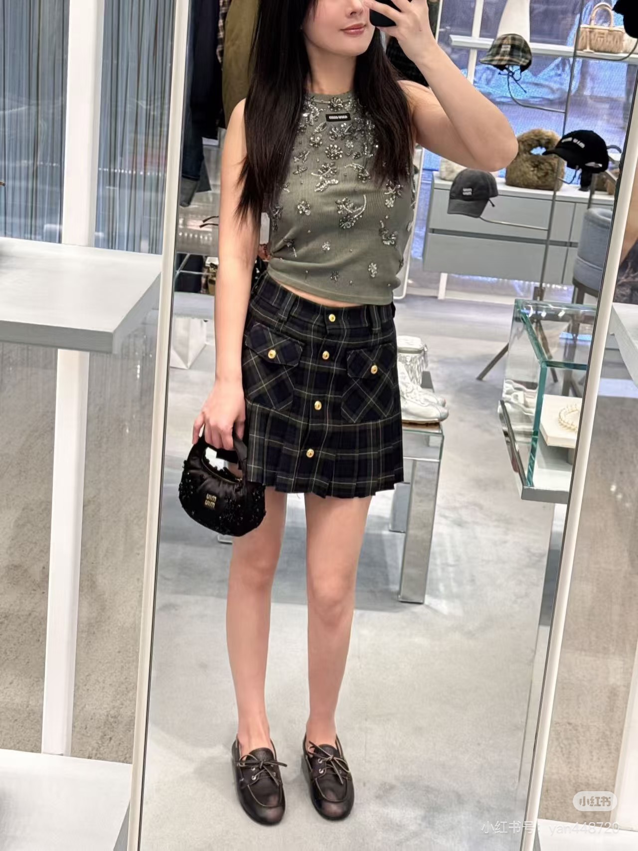 NO:481252,*25new Heavy Industry Flower Beaded Vest This year's super popular grass green Original development High-end product customized imported yb glass crystal diamond pure hand sewing, time-consuming super heavy logo letter design, highlighting personality charm, high-end and versatile 1:1 Super style, new summer products, identifying exclusive high-end version SML, alexander wang19860909*25new 重工花卉钉珠背心 今年超级火的一个草绿色 原版开发 高版出品定制进口yb玻璃水晶钻 纯手工缝制 费人费时间超级重徽标字母设计,彰显个性魅力,高级百搭 1:1超赞版型,夏季新品,认准独家高版本 现货 SML,,alexander wang,Women's clothing